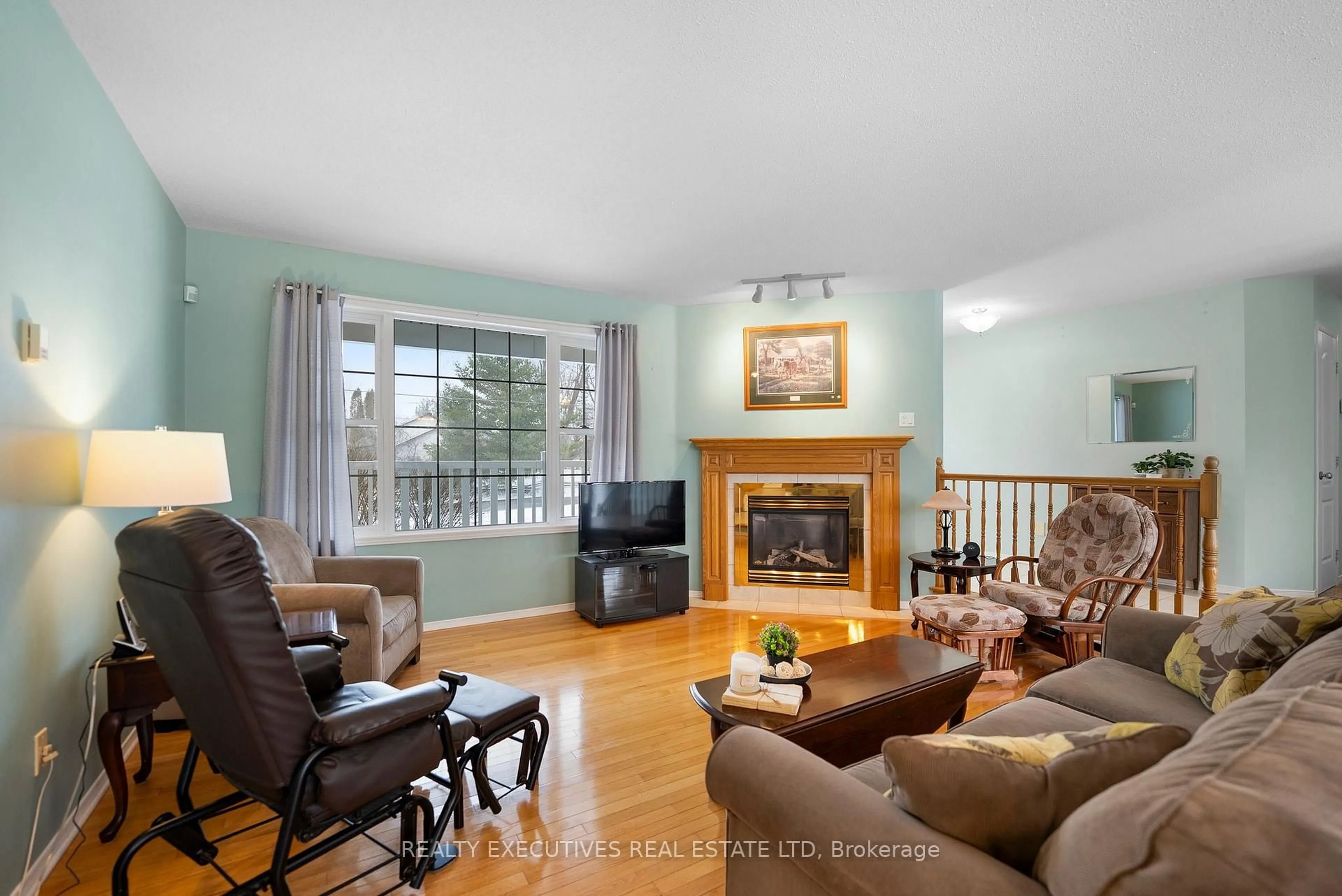 Living room with furniture, wood/laminate floor for 7854 Morningside Ave, Vernon Ontario K0A 3J0