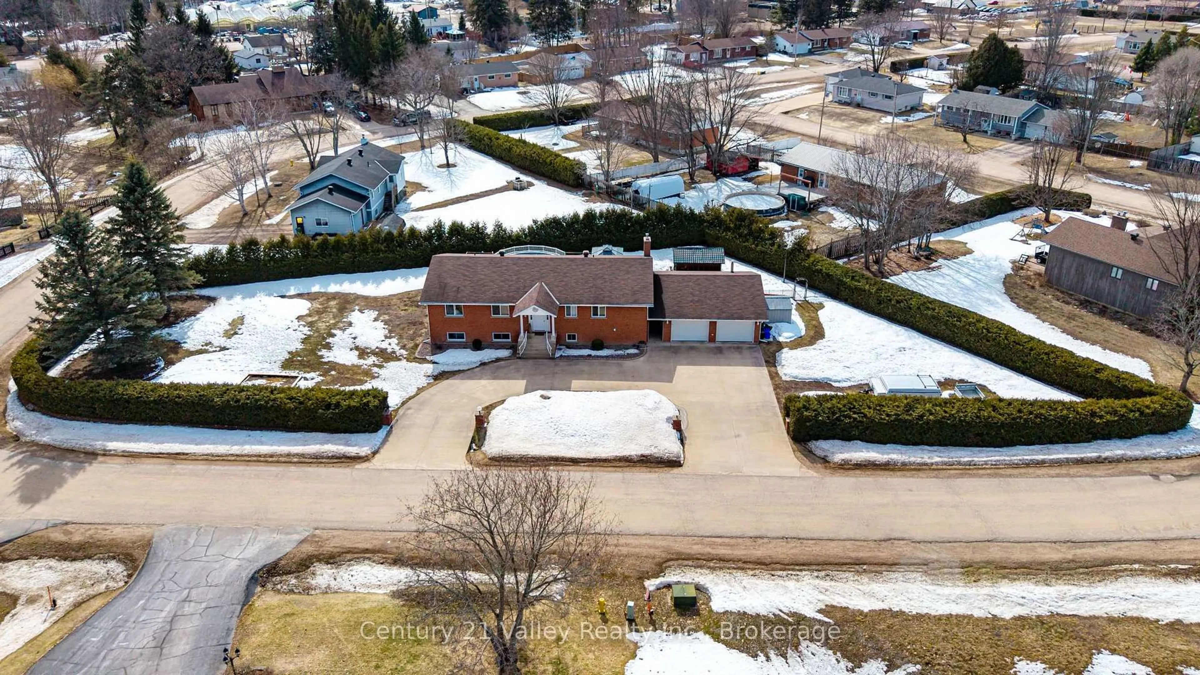 A pic from outside/outdoor area/front of a property/back of a property/a pic from drone, street for 690 Pineridge Cres, Petawawa Ontario K8A 7X6