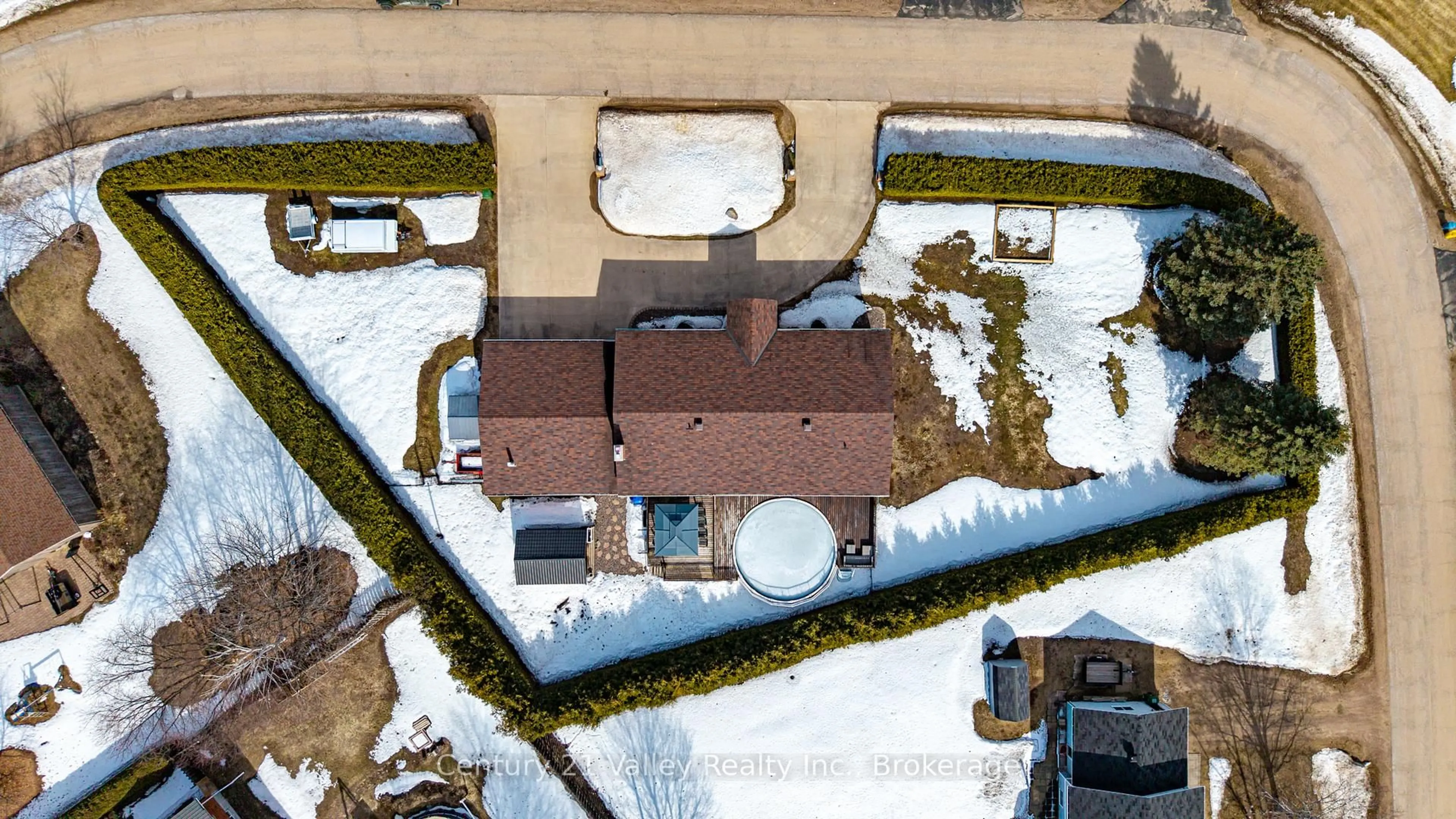 A pic from outside/outdoor area/front of a property/back of a property/a pic from drone, building for 690 Pineridge Cres, Petawawa Ontario K8A 7X6