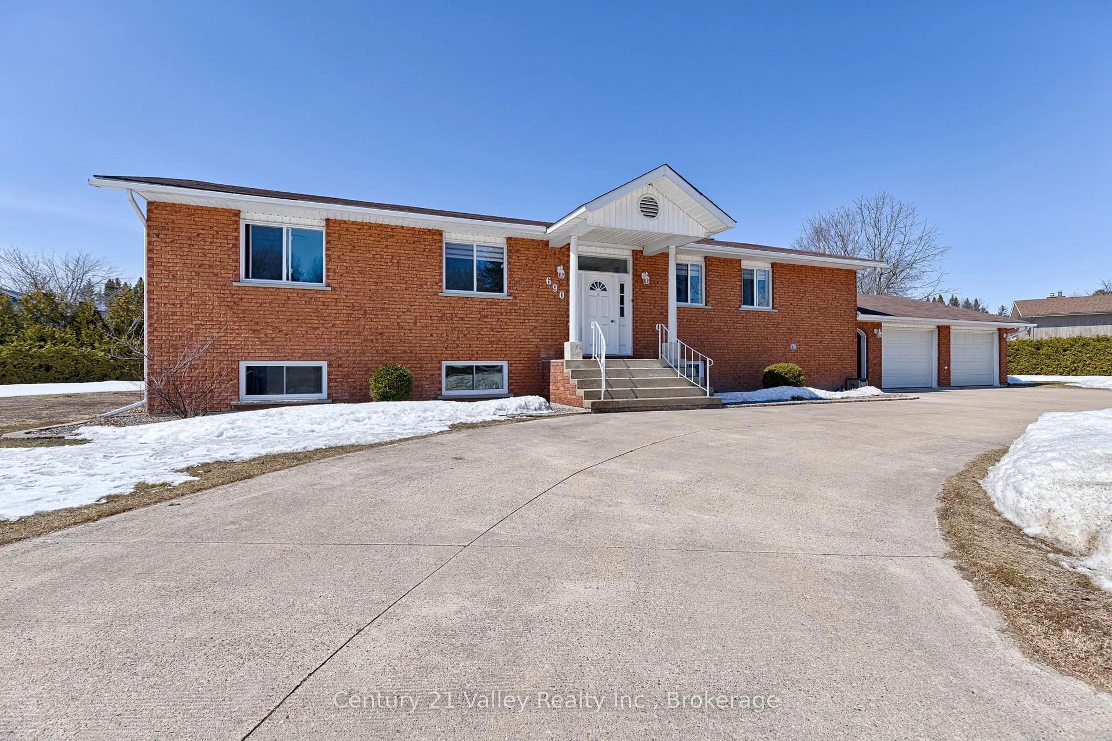 Home with brick exterior material, street for 690 Pineridge Cres, Petawawa Ontario K8A 7X6