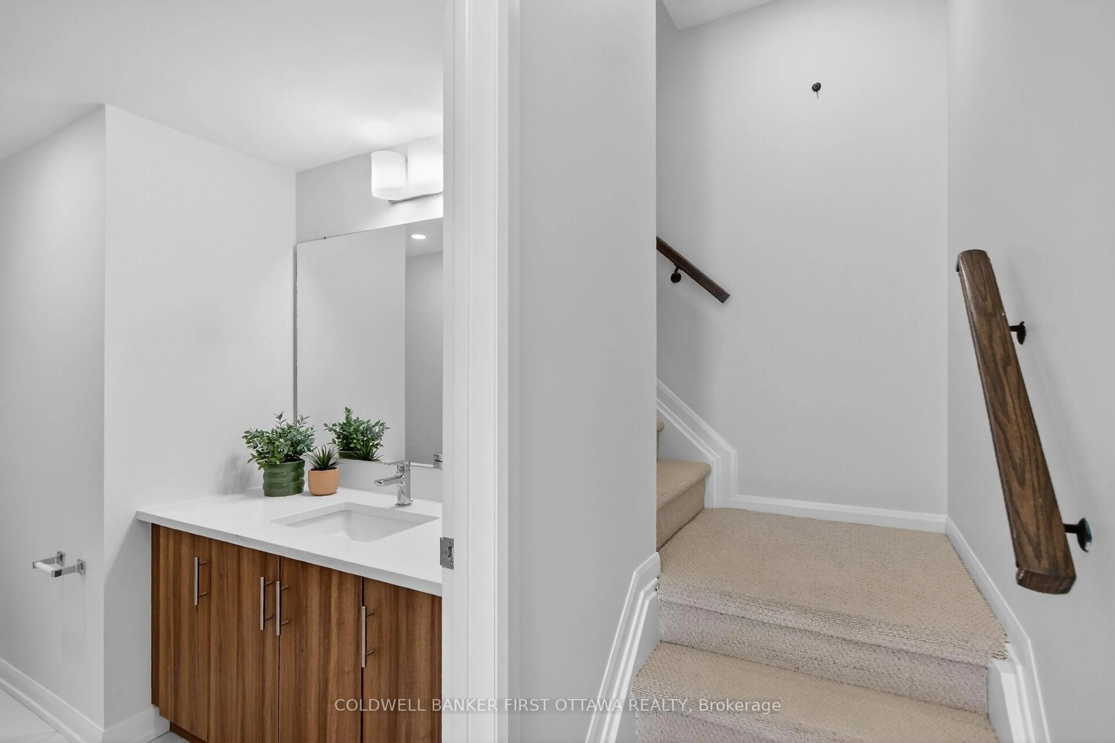 Indoor entryway for 77 Cherry Blossom Private, Ottawa Ontario K2H 6Z9