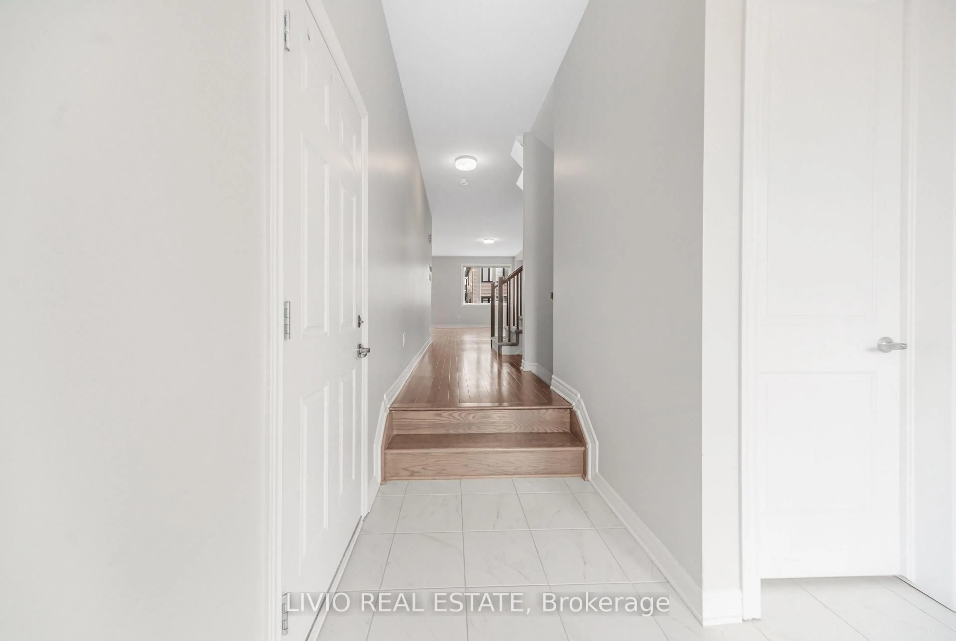 Indoor foyer for 56 Jargeau Rd, Ottawa Ontario K1W 0S7