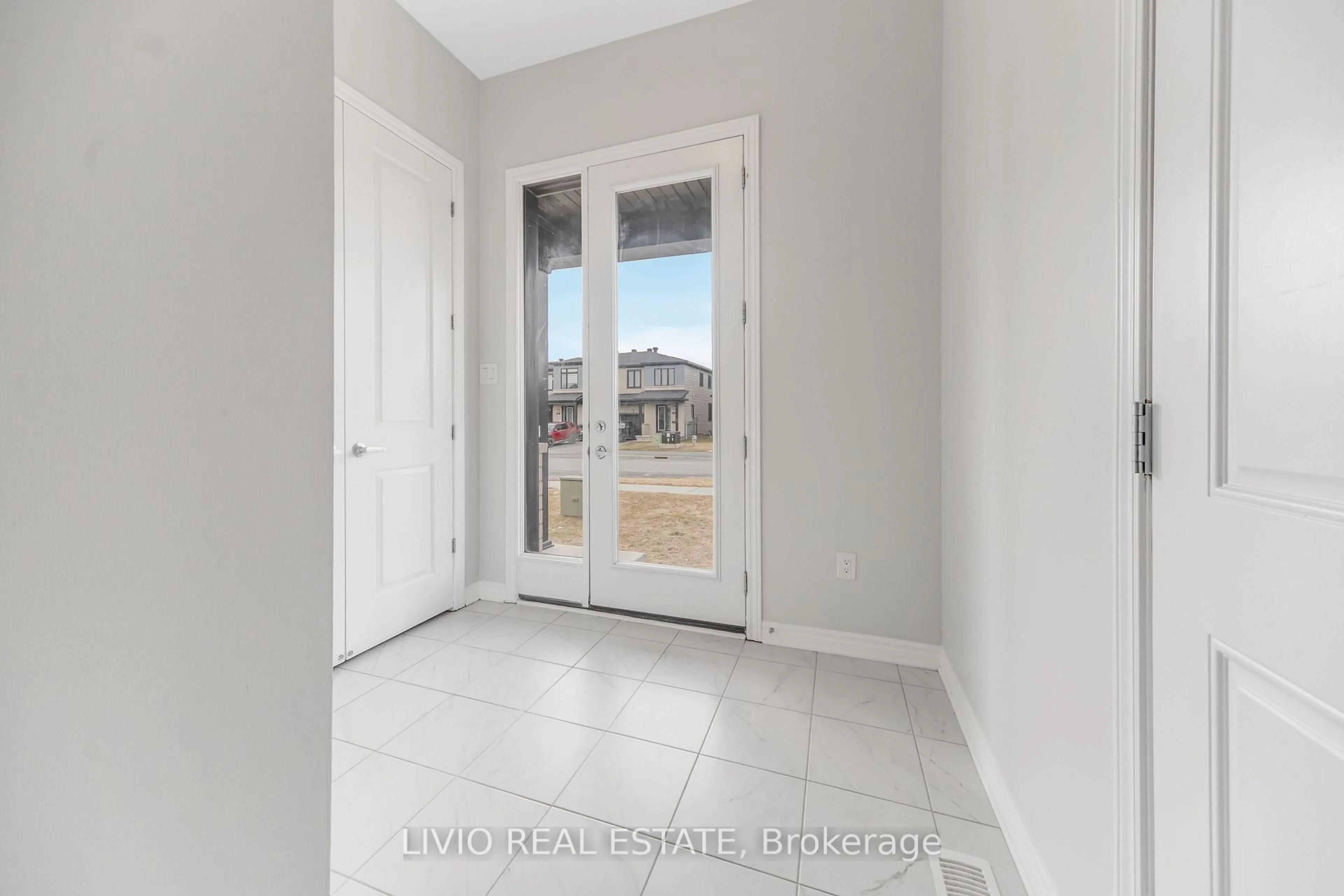 Indoor entryway for 56 Jargeau Rd, Ottawa Ontario K1W 0S7