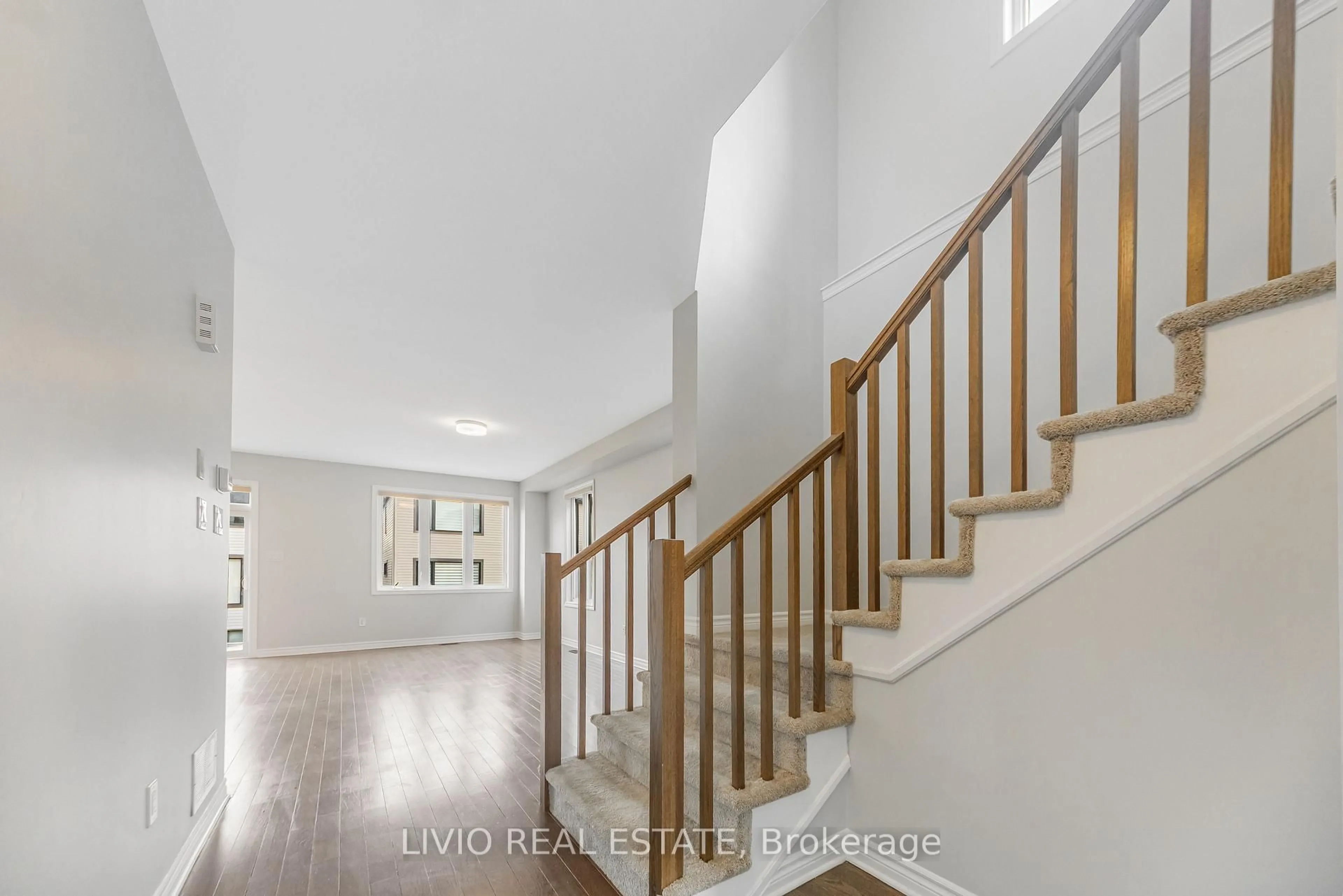 Indoor foyer for 56 Jargeau Rd, Ottawa Ontario K1W 0S7