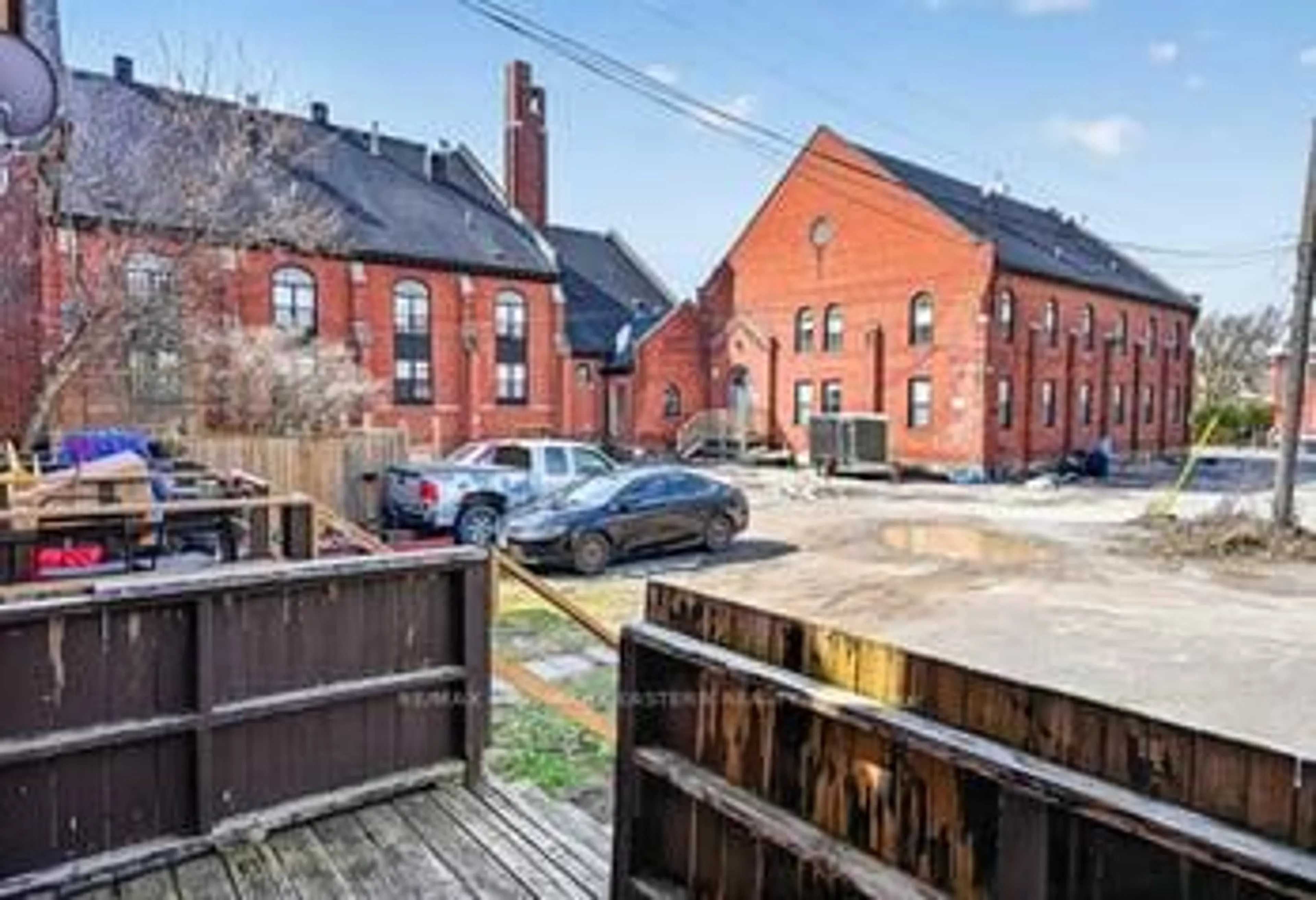 A pic from outside/outdoor area/front of a property/back of a property/a pic from drone, street for 173 Rubidge St, Peterborough Ontario K9J 3N6