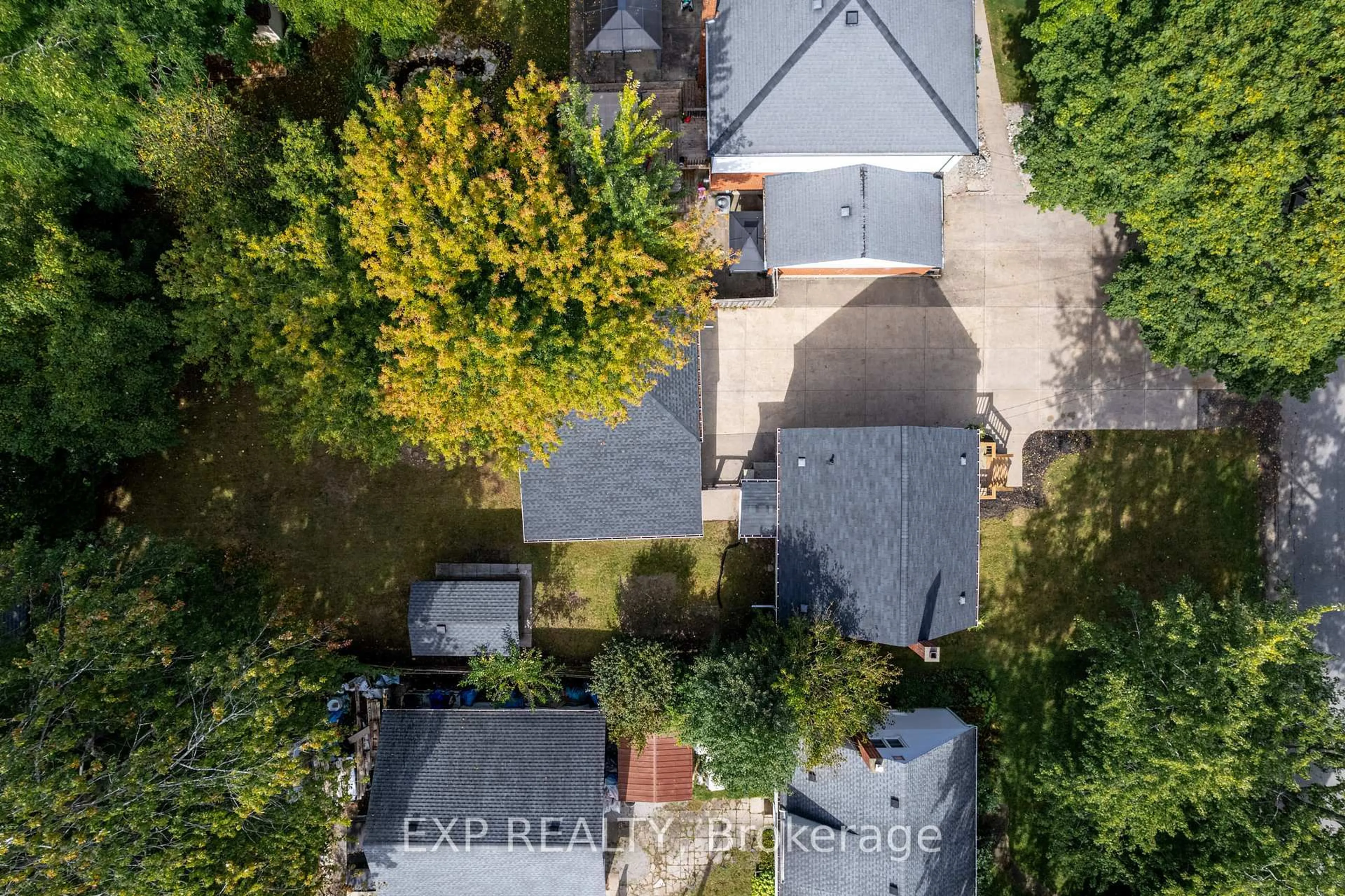A pic from outside/outdoor area/front of a property/back of a property/a pic from drone, street for 3047 Saint Patrick Ave, Niagara Falls Ontario L2J 2M7