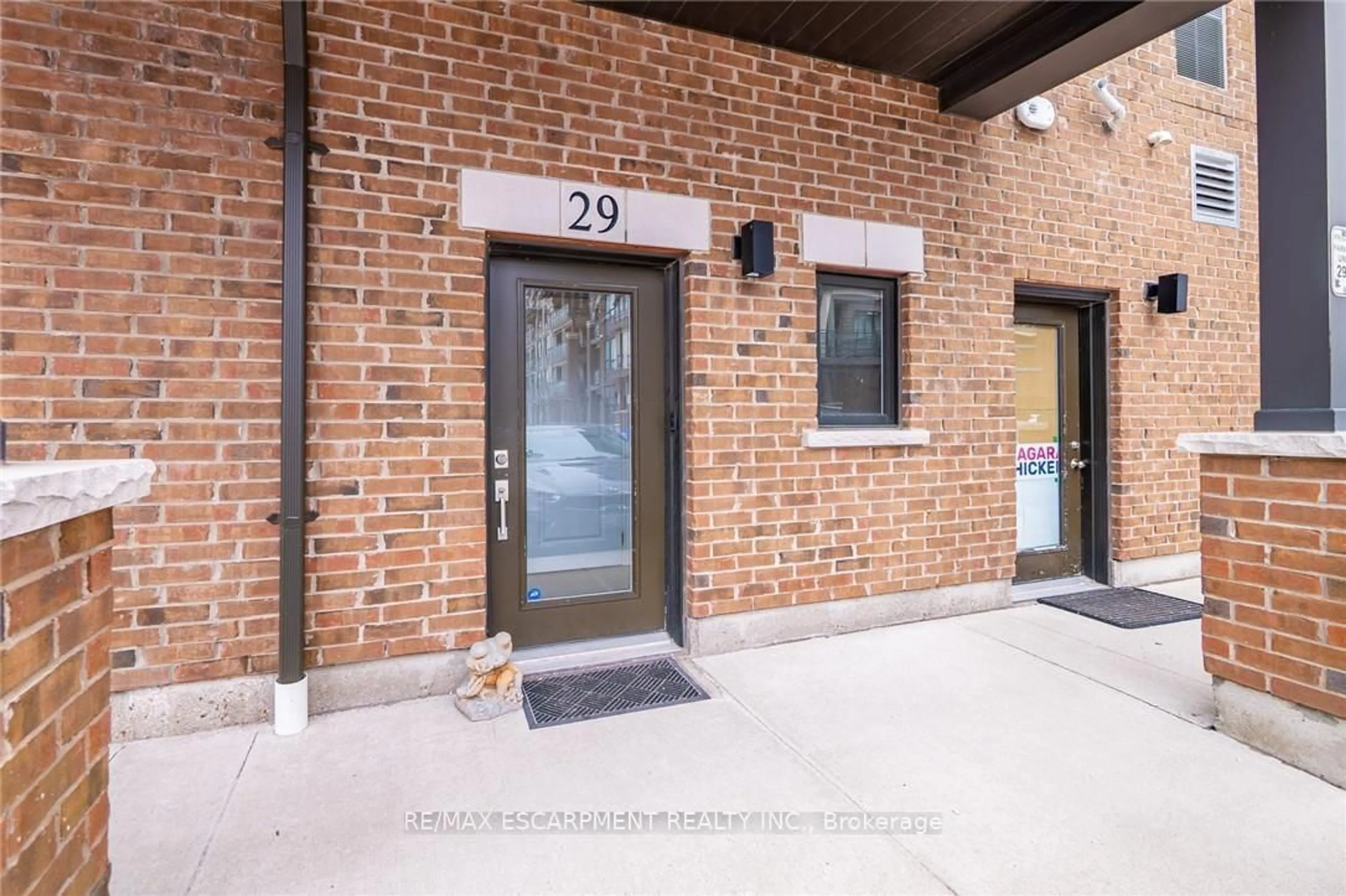 Indoor foyer for 29 Esplanade Lane, Grimsby Ontario L3M 0H2