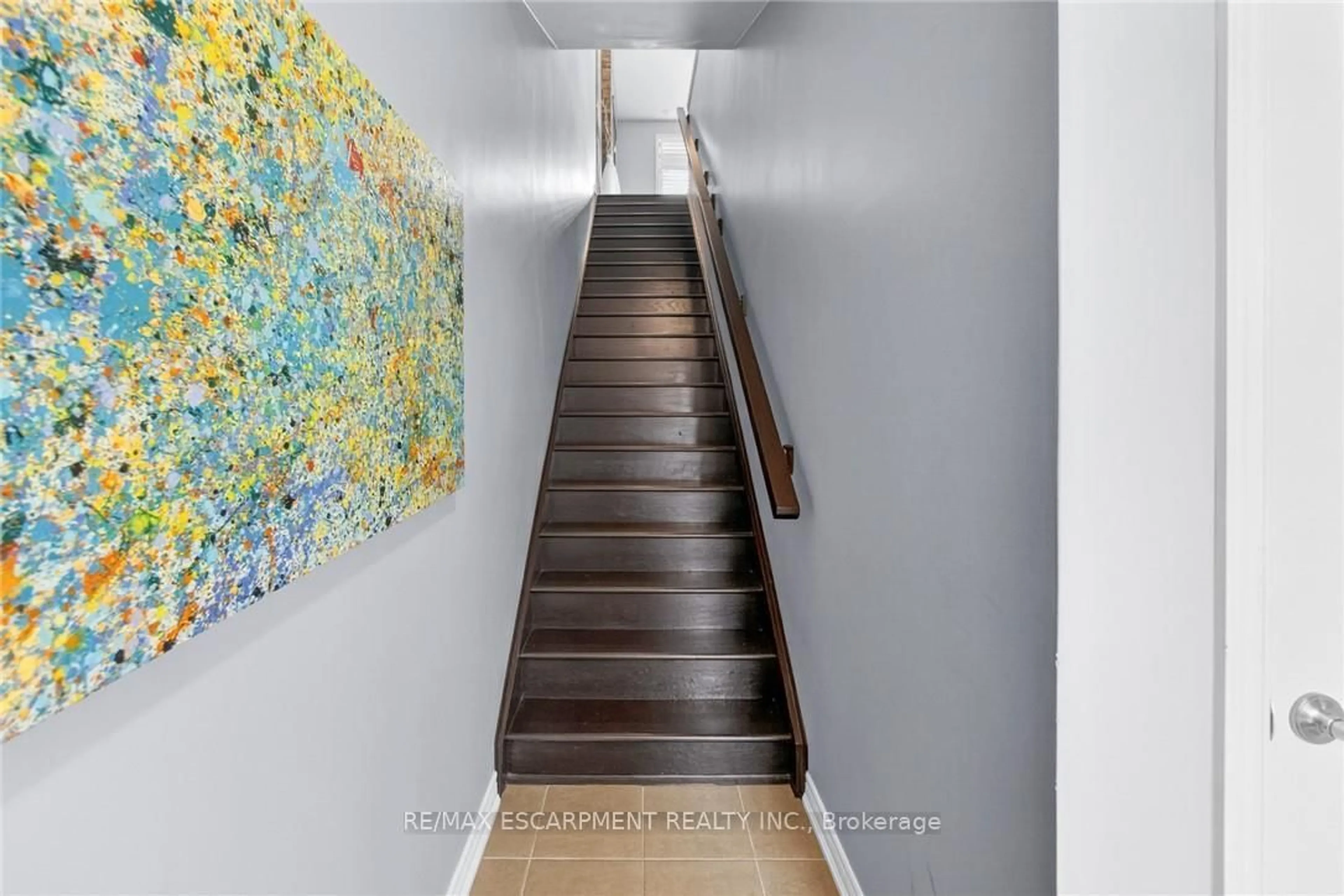 Stairs for 29 Esplanade Lane, Grimsby Ontario L3M 0H2