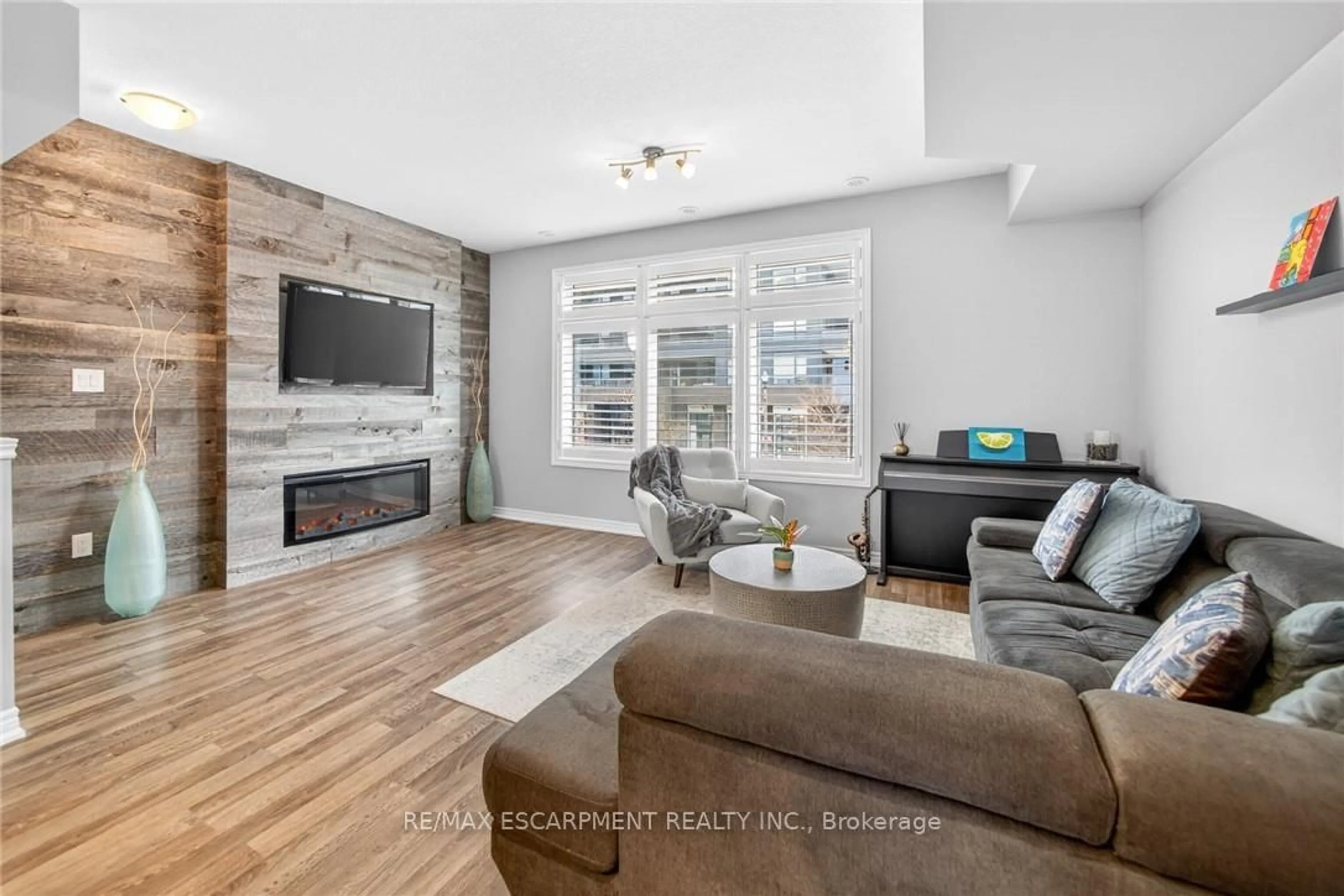 Living room with furniture, unknown for 29 Esplanade Lane, Grimsby Ontario L3M 0H2