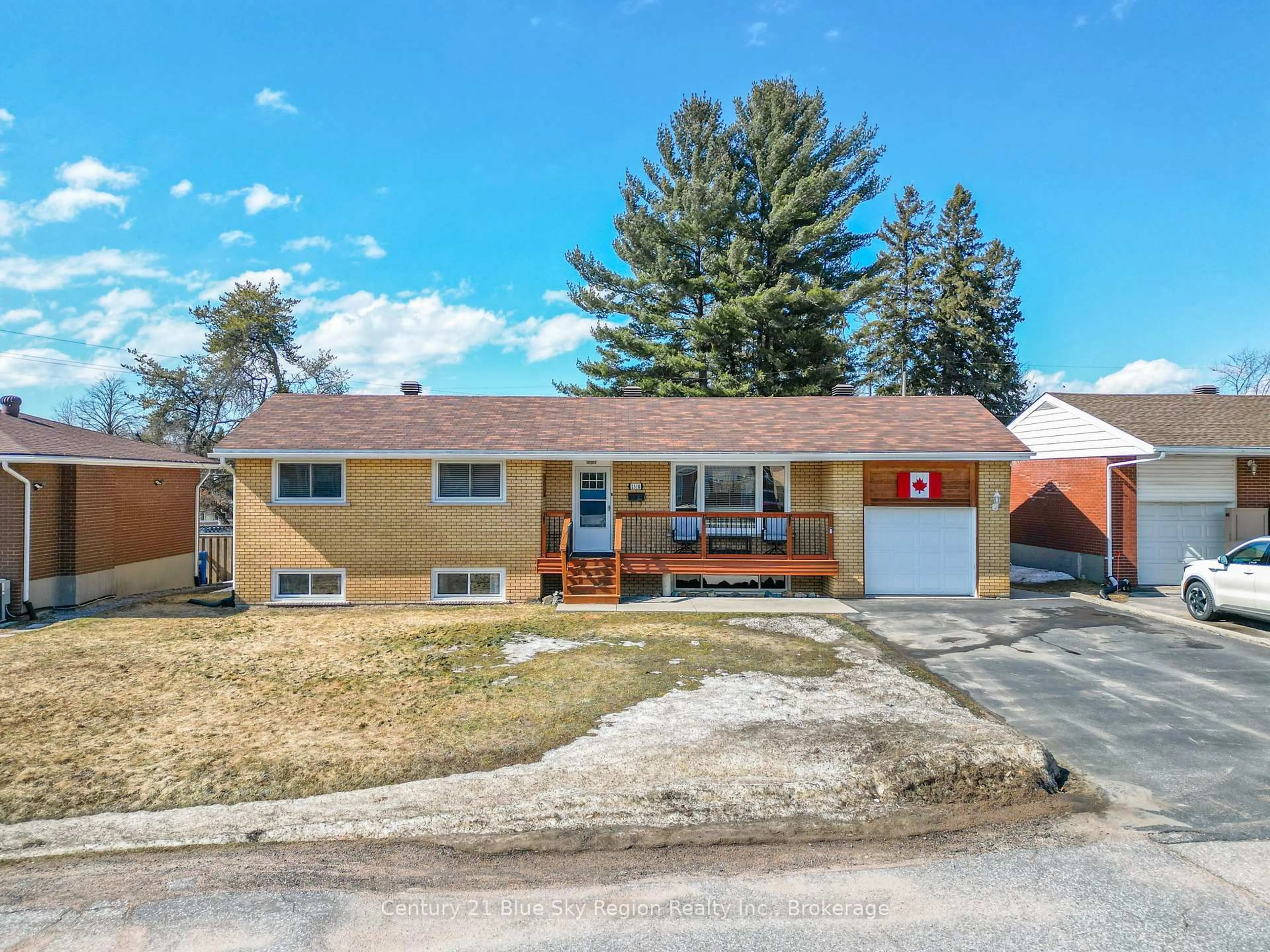 A pic from outside/outdoor area/front of a property/back of a property/a pic from drone, street for 2518 Sandra Ave, North Bay Ontario P1B 7W8