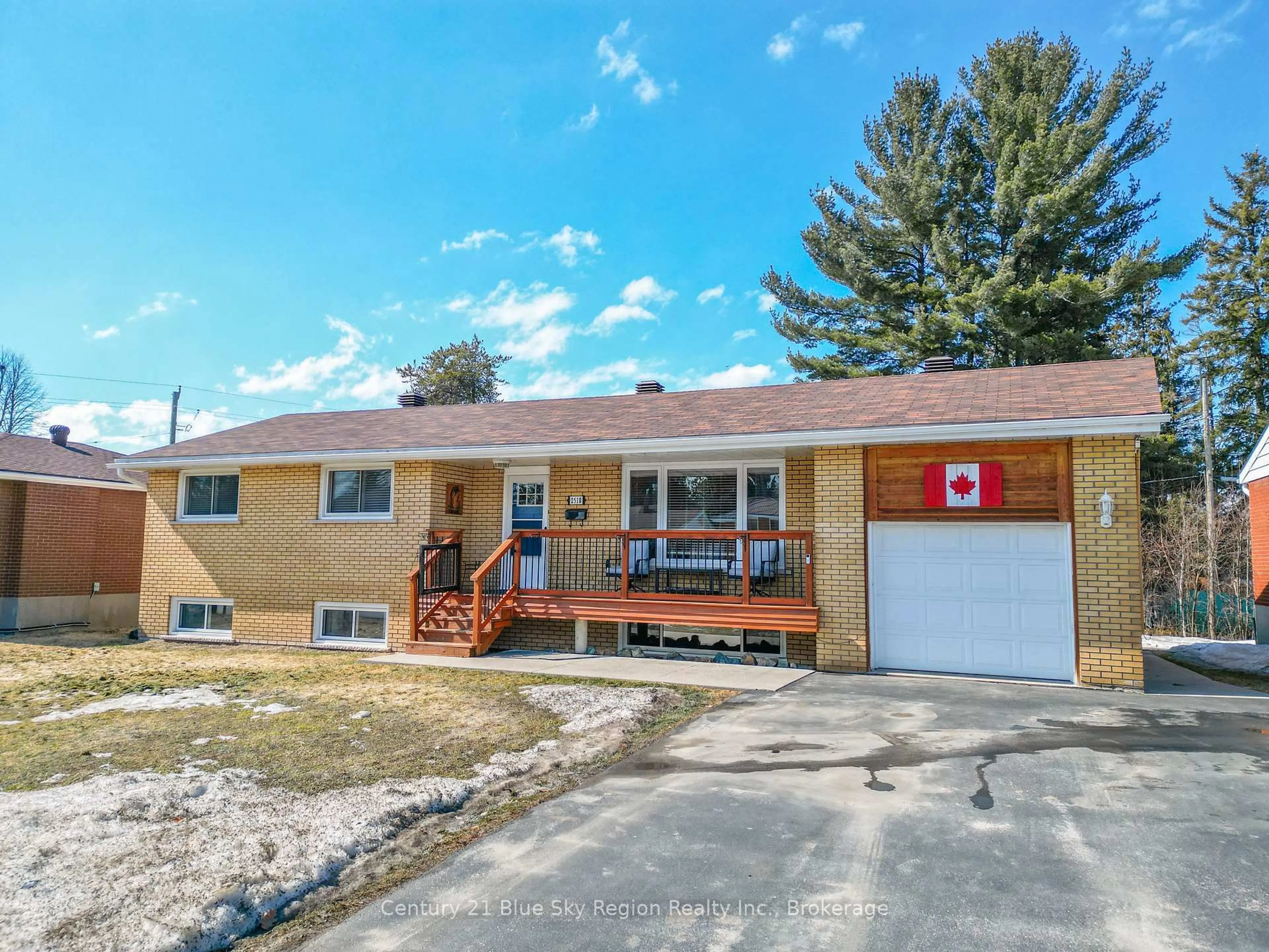 Home with vinyl exterior material, street for 2518 Sandra Ave, North Bay Ontario P1B 7W8