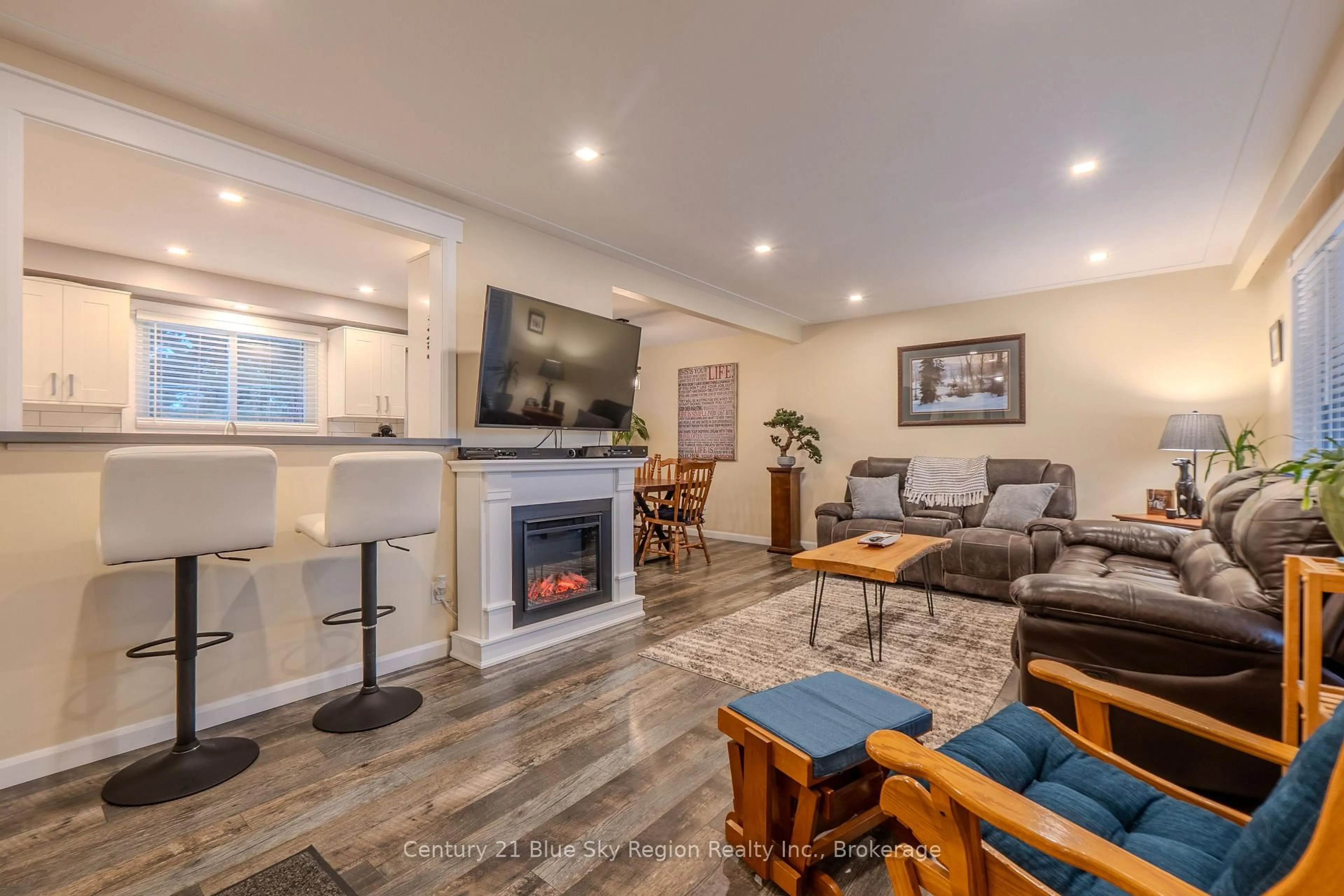 Living room with furniture, unknown for 2518 Sandra Ave, North Bay Ontario P1B 7W8