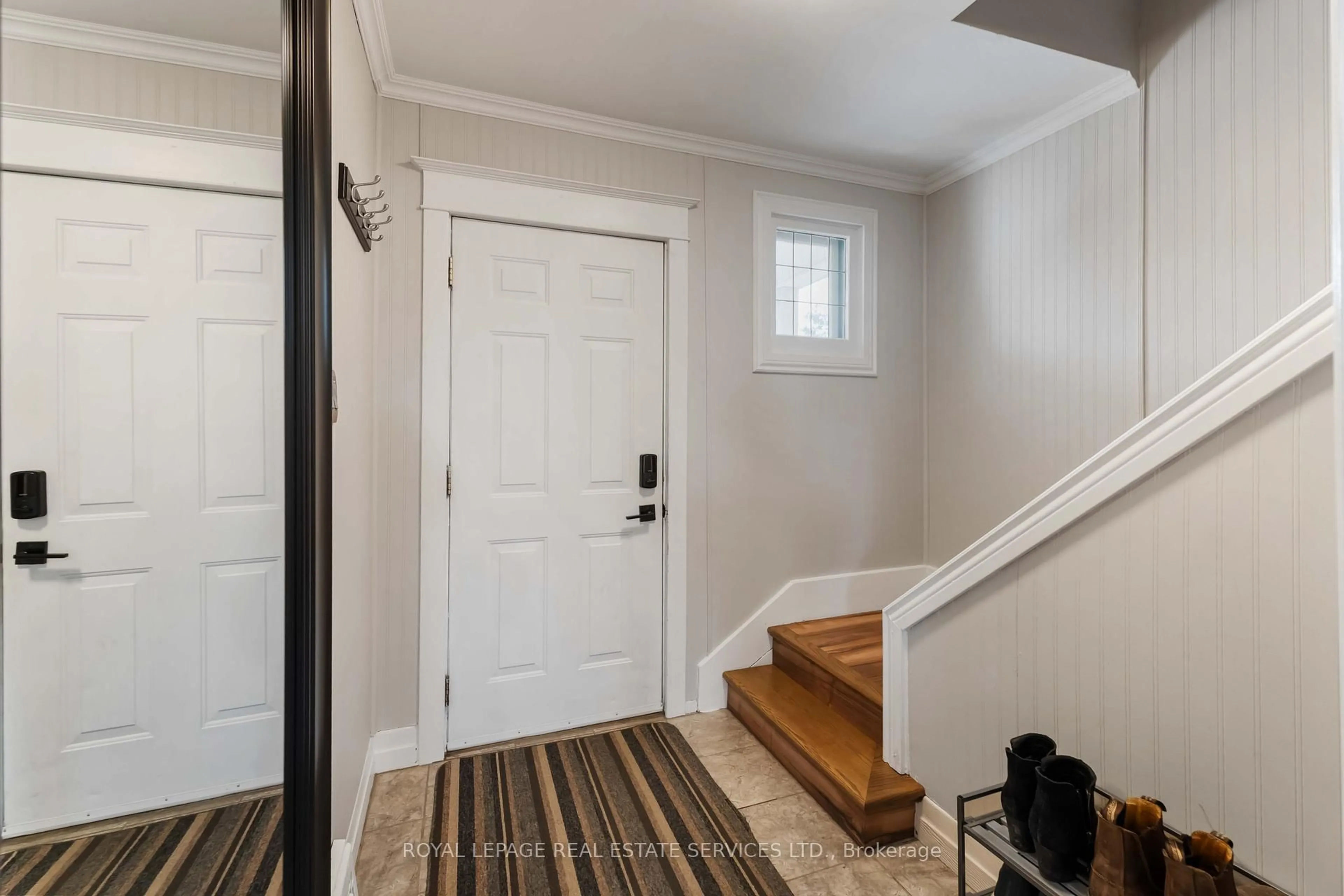 Indoor entryway for 54 Weir St, Hamilton Ontario L8K 3A4