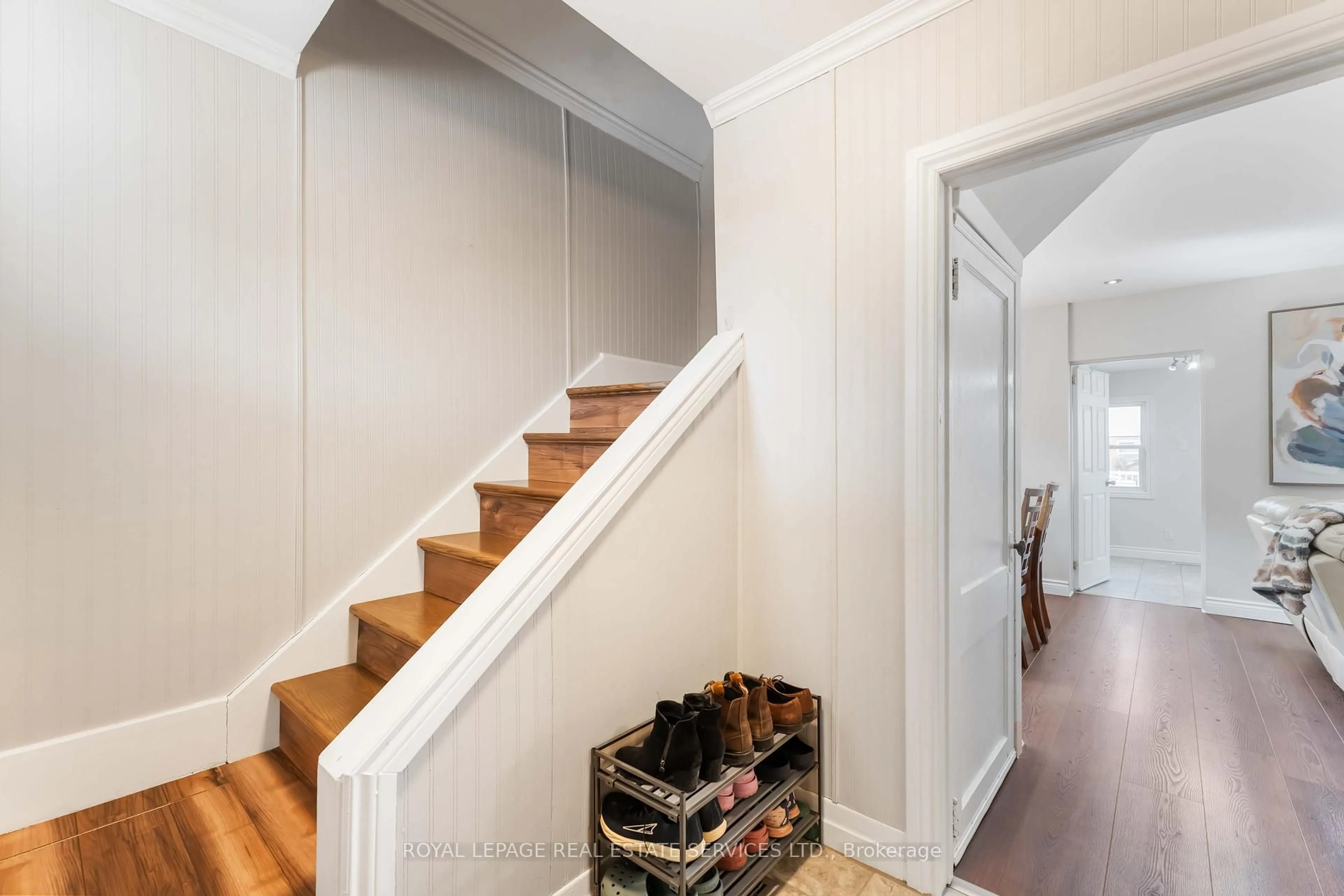 Stairs for 54 Weir St, Hamilton Ontario L8K 3A4
