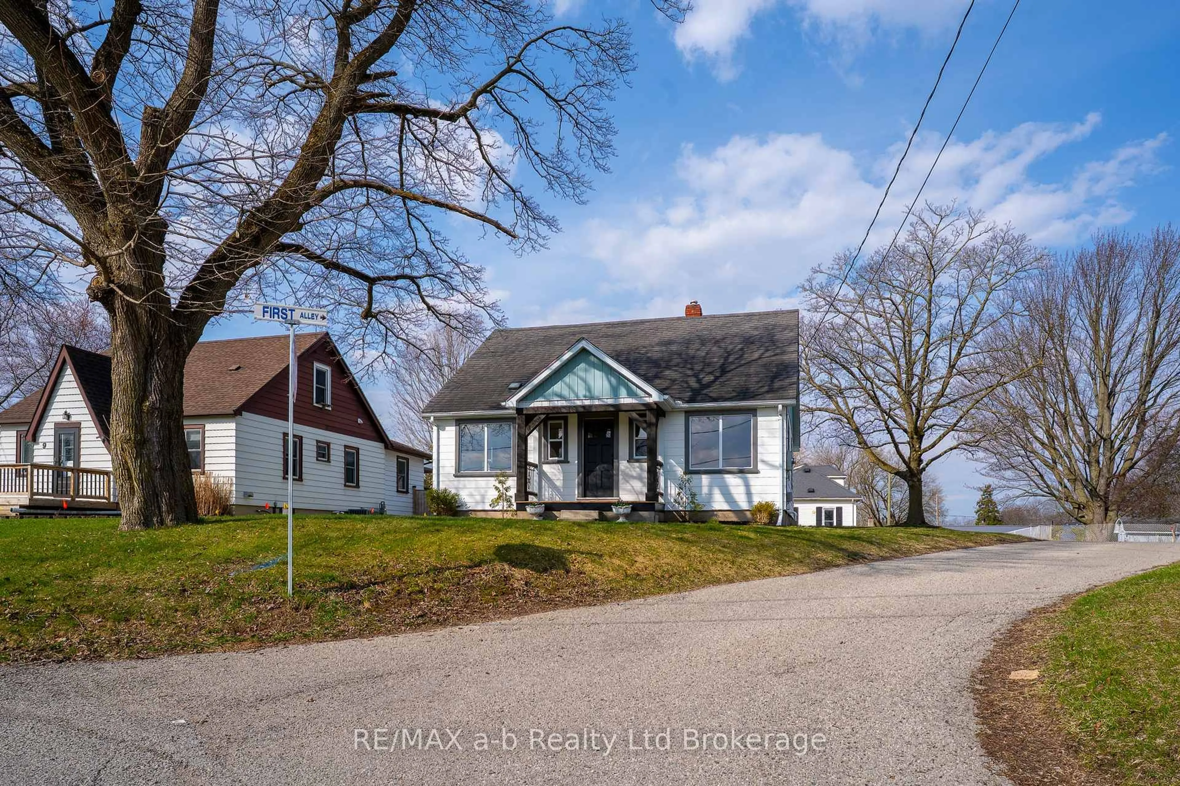 A pic from outside/outdoor area/front of a property/back of a property/a pic from drone, street for 7 BALL St, Tillsonburg Ontario N4G 2W5