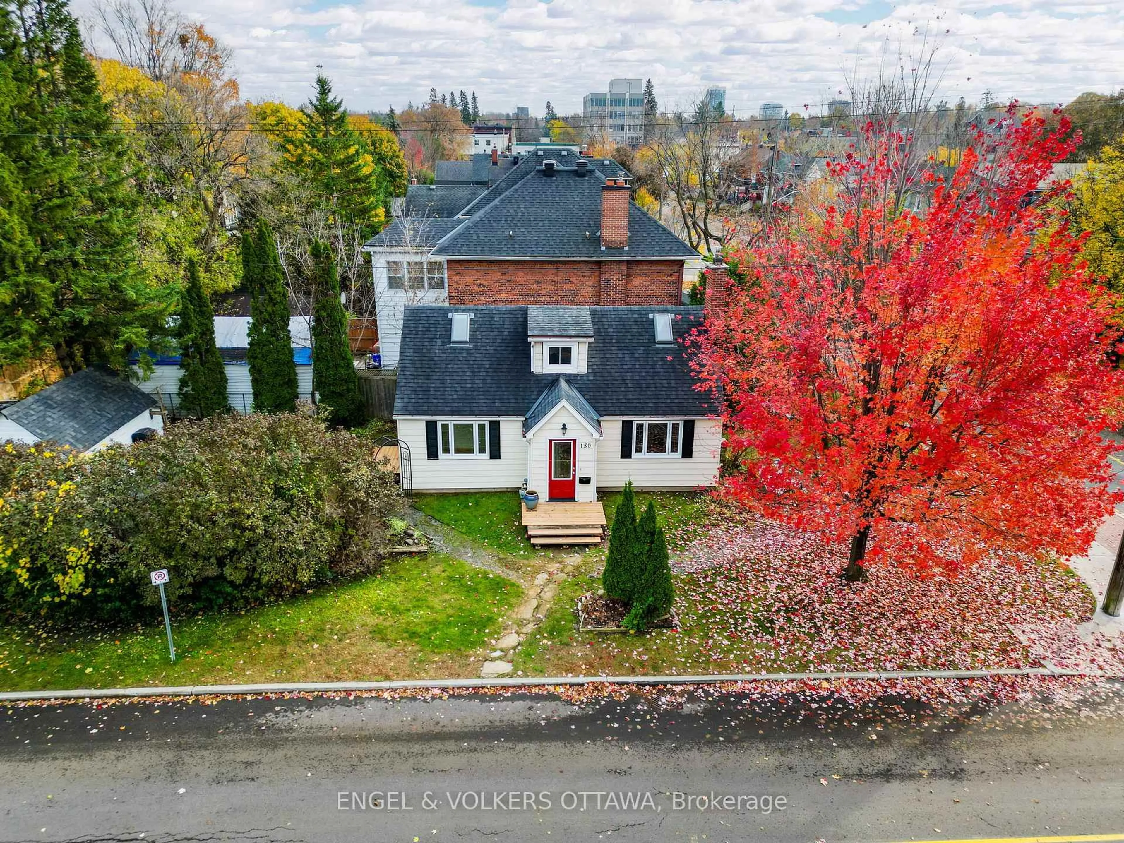 A pic from outside/outdoor area/front of a property/back of a property/a pic from drone, street for 150 Spencer St, Ottawa Ontario K1Y 2P9