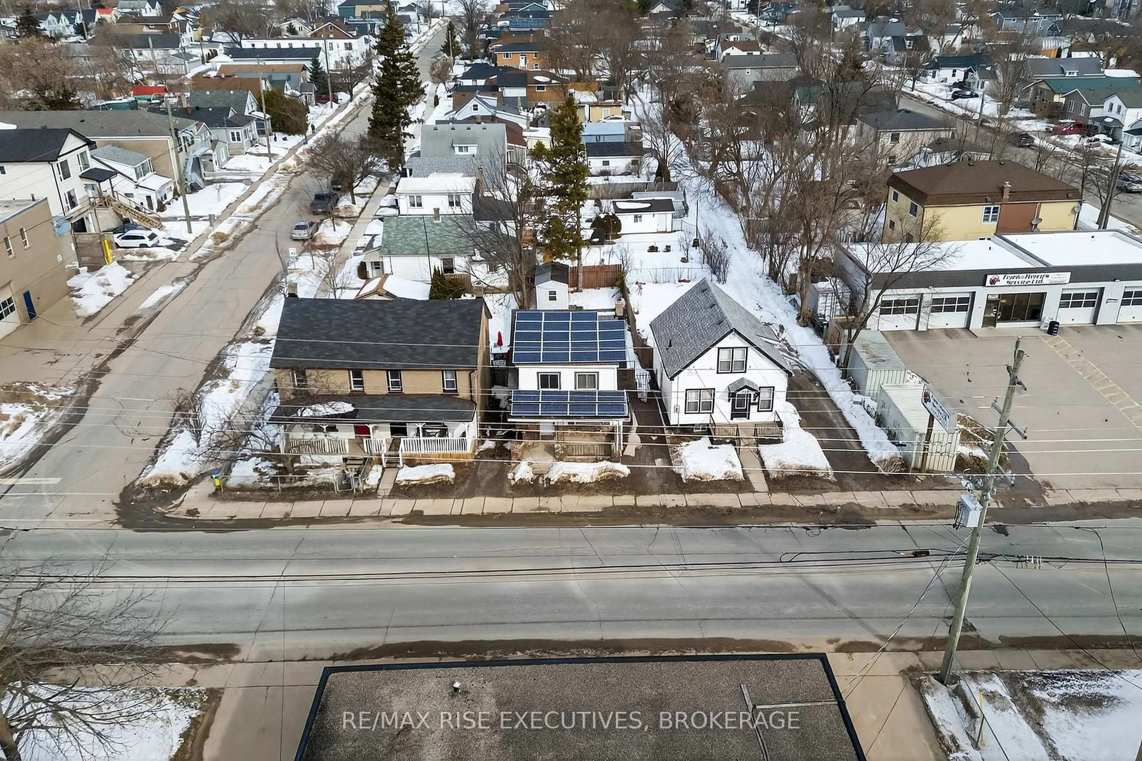 A pic from outside/outdoor area/front of a property/back of a property/a pic from drone, street for 203 Concession St, Kingston Ontario K7K 2B4