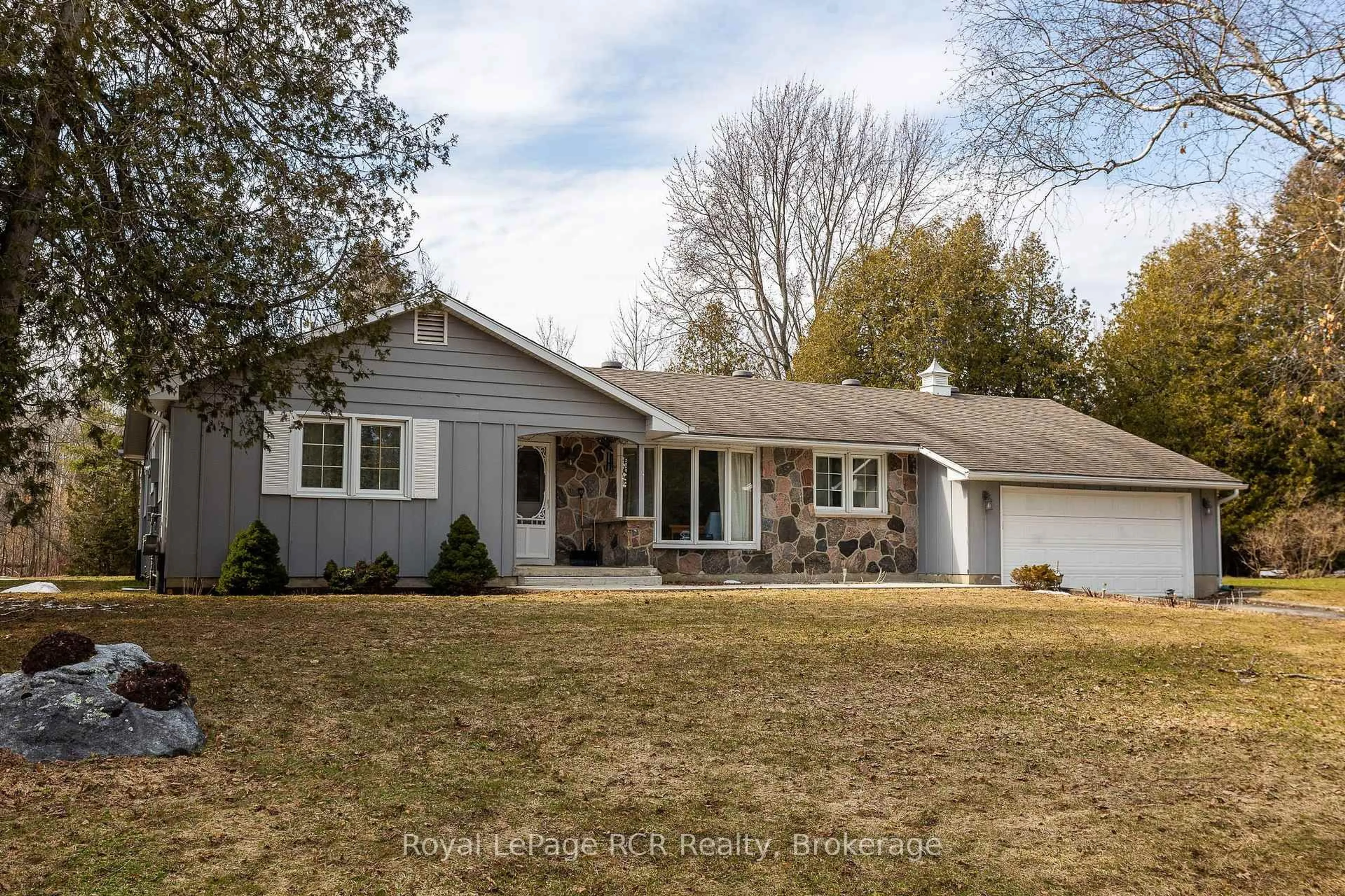 Home with vinyl exterior material, street for 406 Balmy Beach Rd, Georgian Bluffs Ontario N4K 5N4