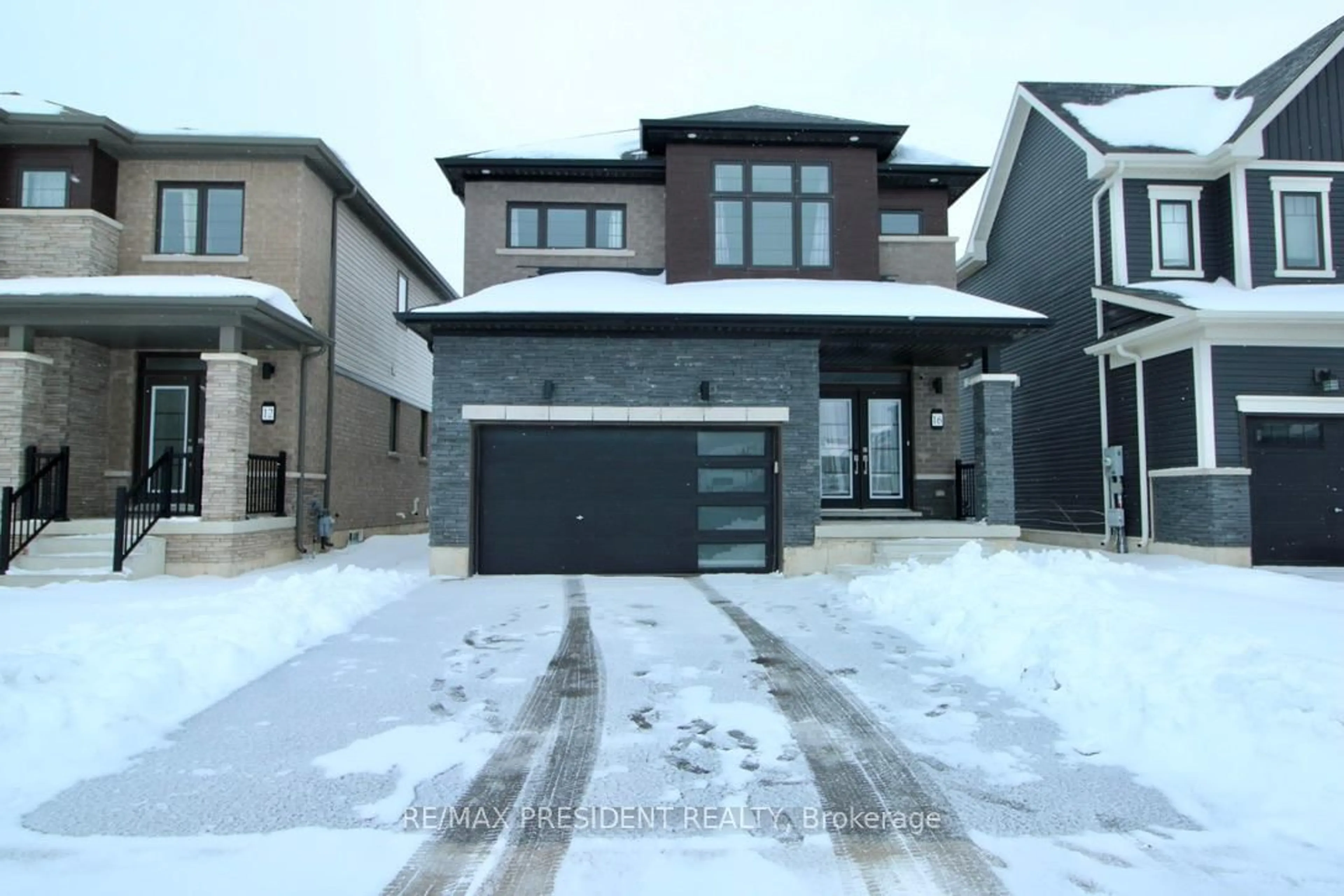 Home with brick exterior material, street for 16 Peach St, Thorold Ontario L2V 0K1