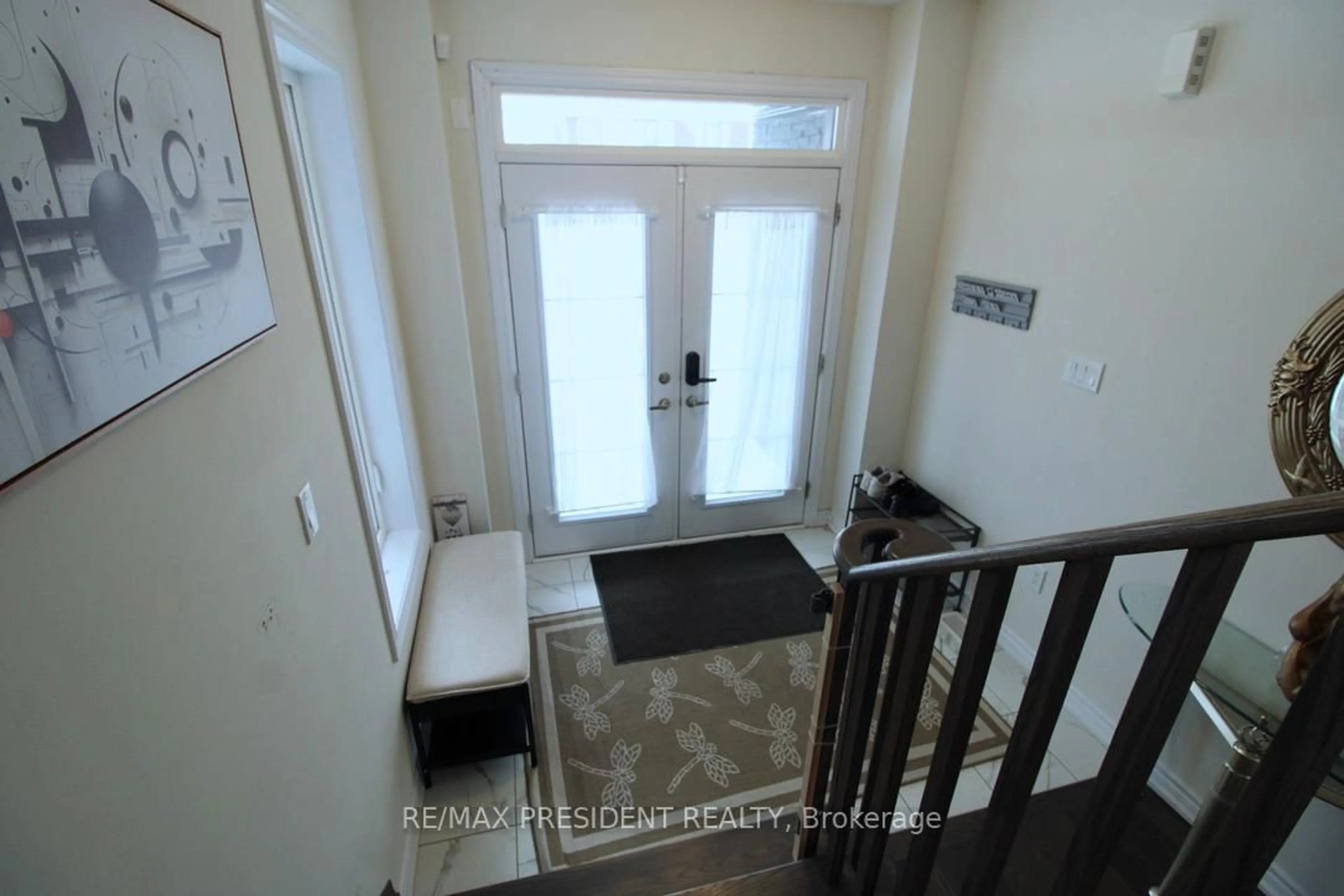 Indoor foyer for 16 Peach St, Thorold Ontario L2V 0K1