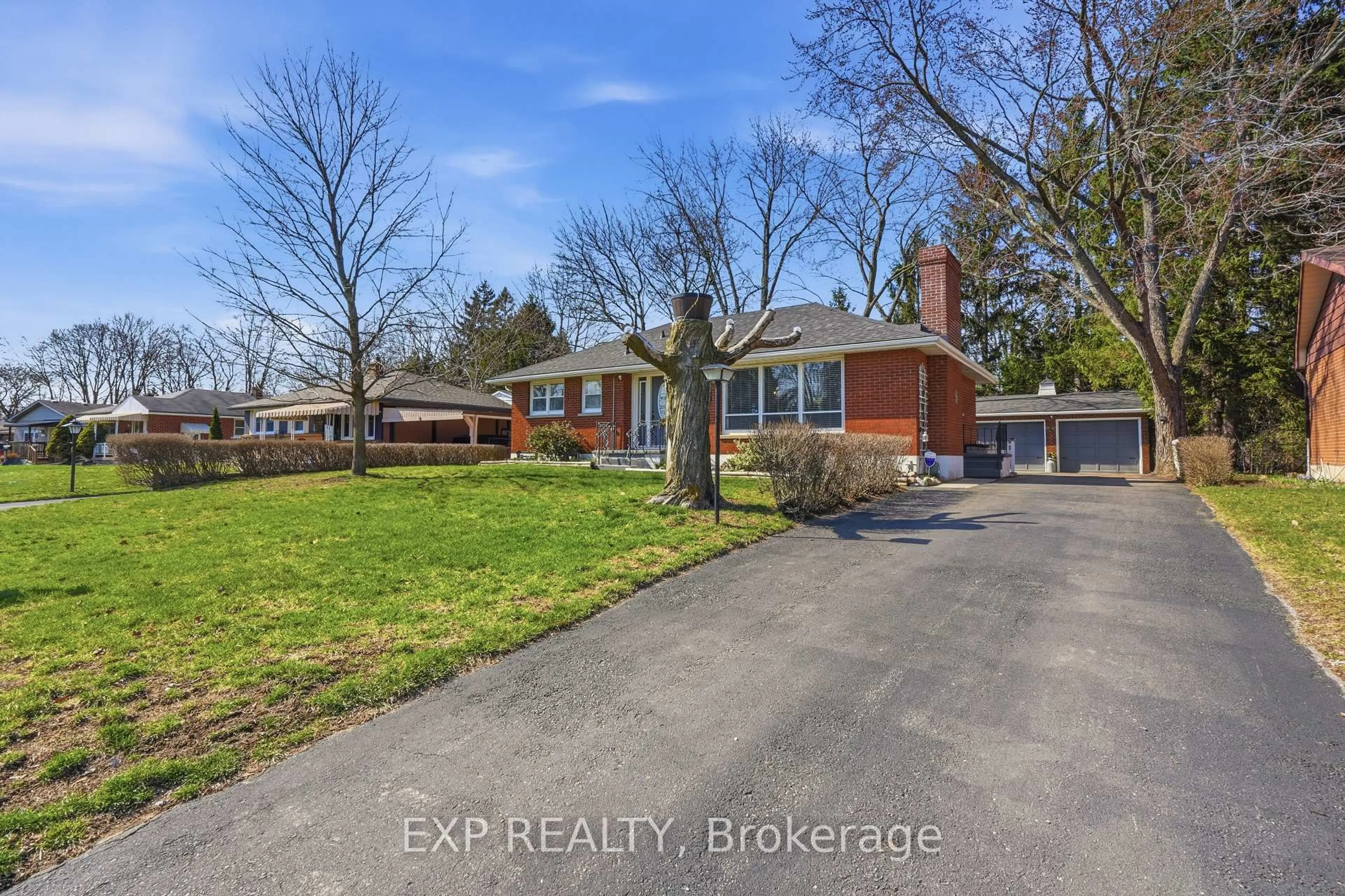 A pic from outside/outdoor area/front of a property/back of a property/a pic from drone, street for 117 LAURENTIAN Dr, London East Ontario N5W 1P1