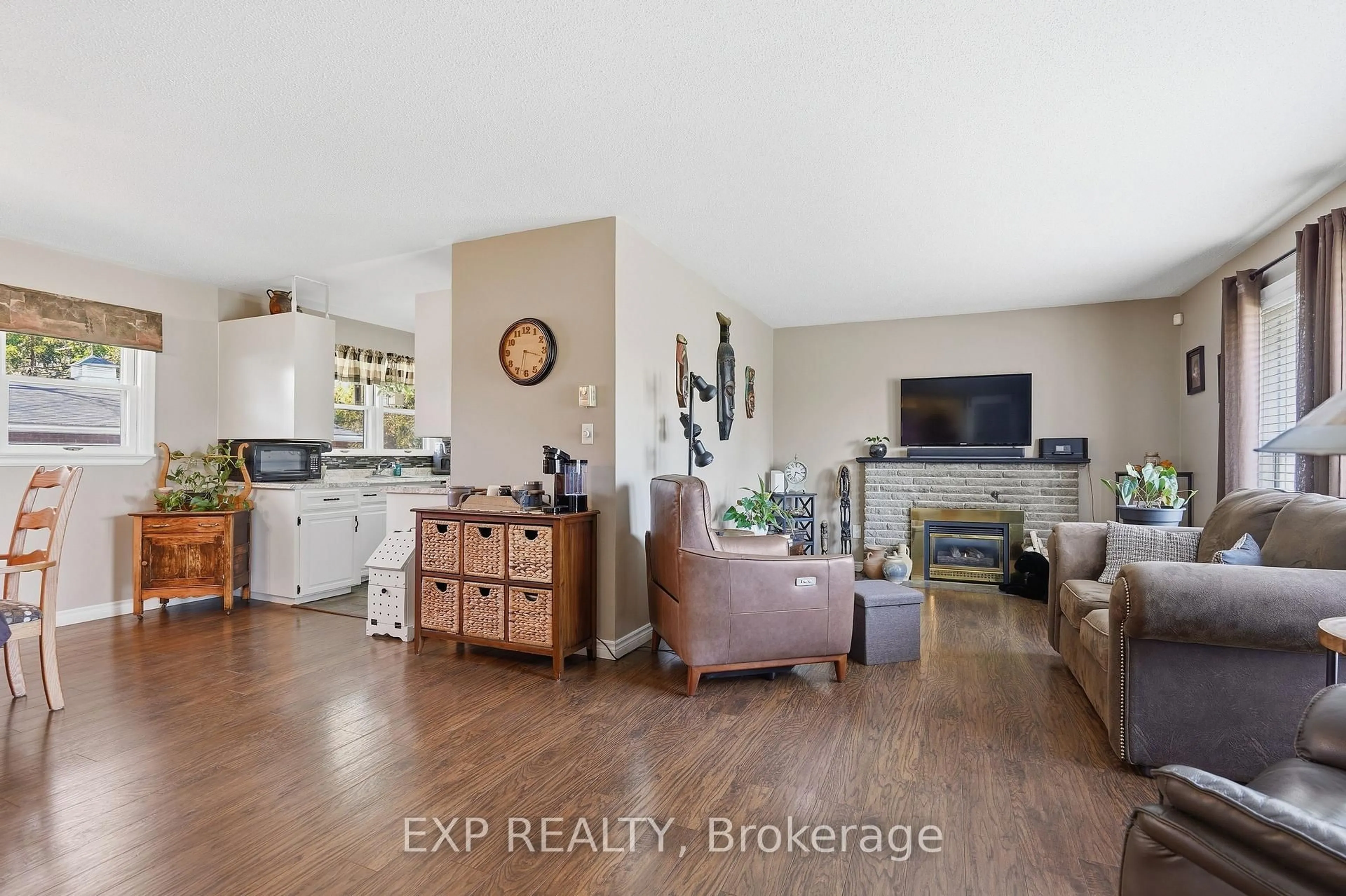 Living room with furniture, unknown for 117 LAURENTIAN Dr, London East Ontario N5W 1P1