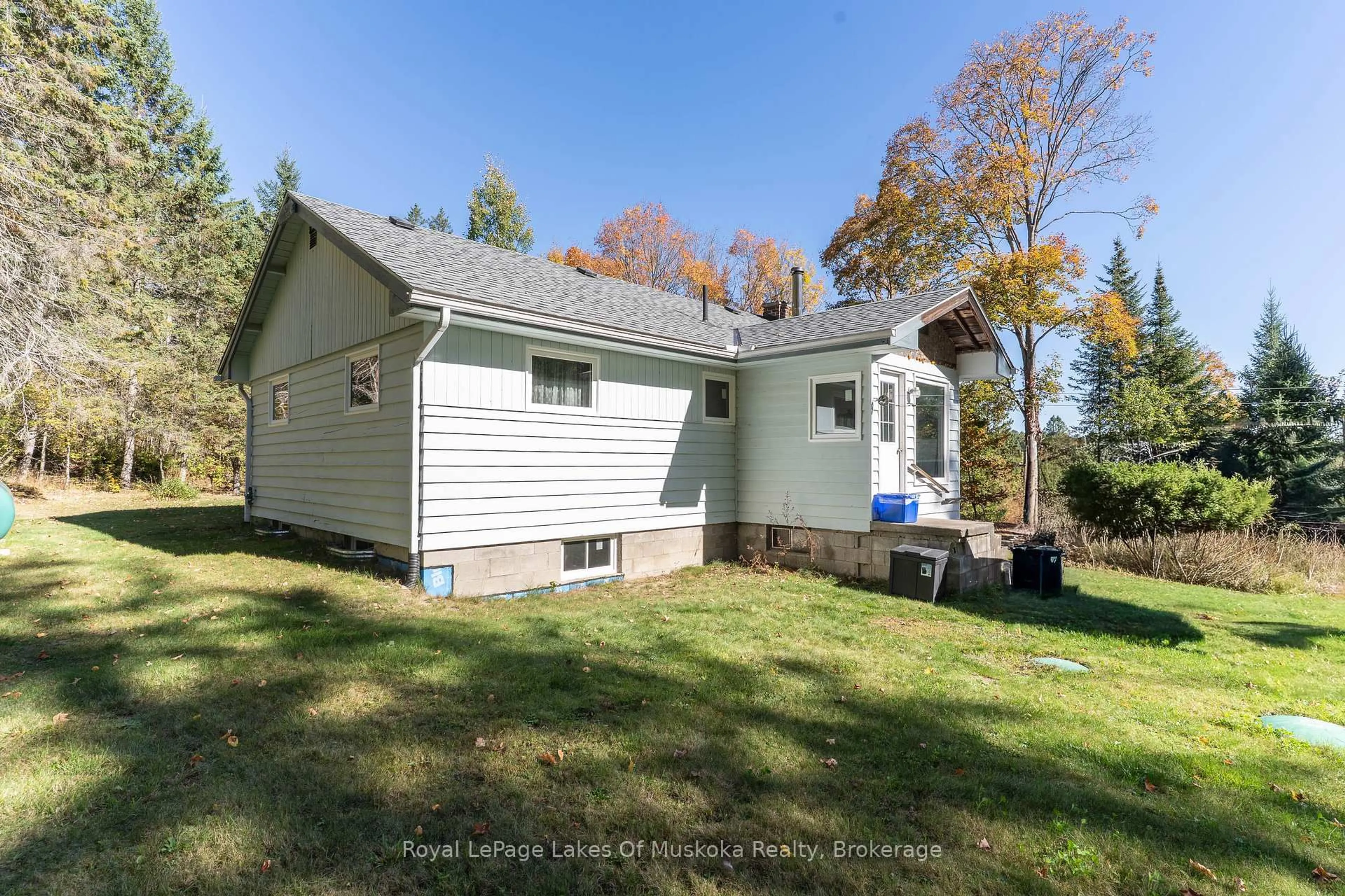 Home with vinyl exterior material, unknown for 265 Chub Lake Rd, Huntsville Ontario P1H 1S4