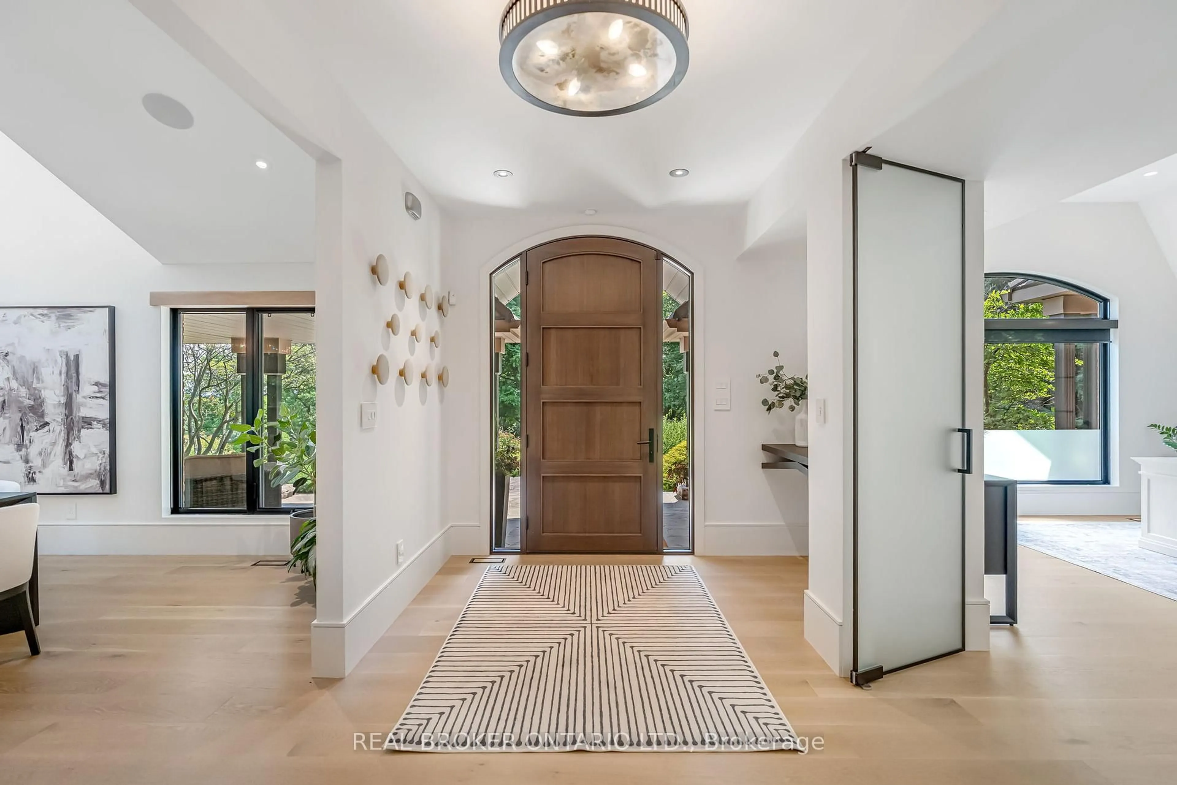 Indoor entryway for 18 Fox Run Dr, Puslinch Ontario N0B 2J0