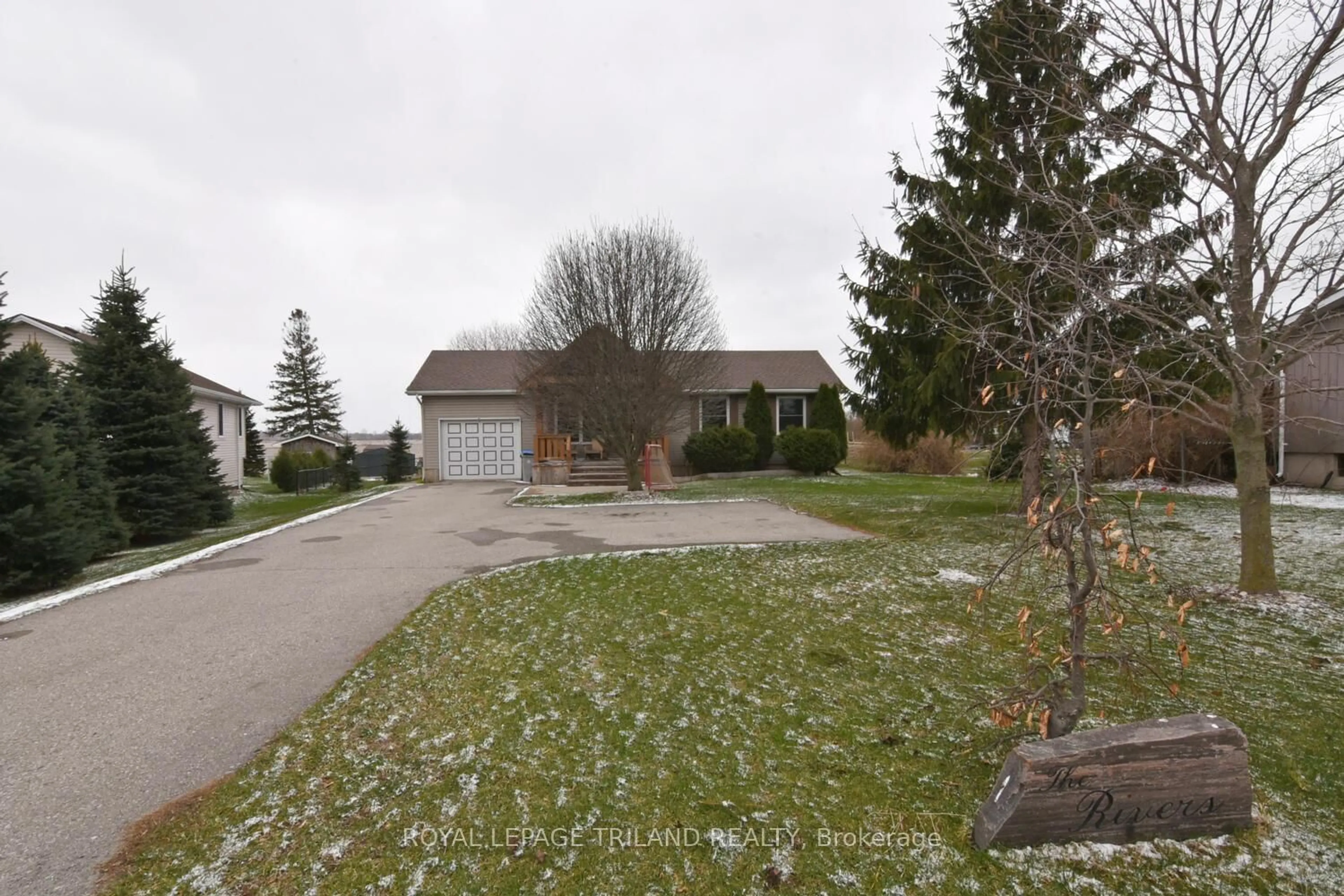 A pic from outside/outdoor area/front of a property/back of a property/a pic from drone, street for 9907 Eric St, Lambton Shores Ontario N0M 2N0