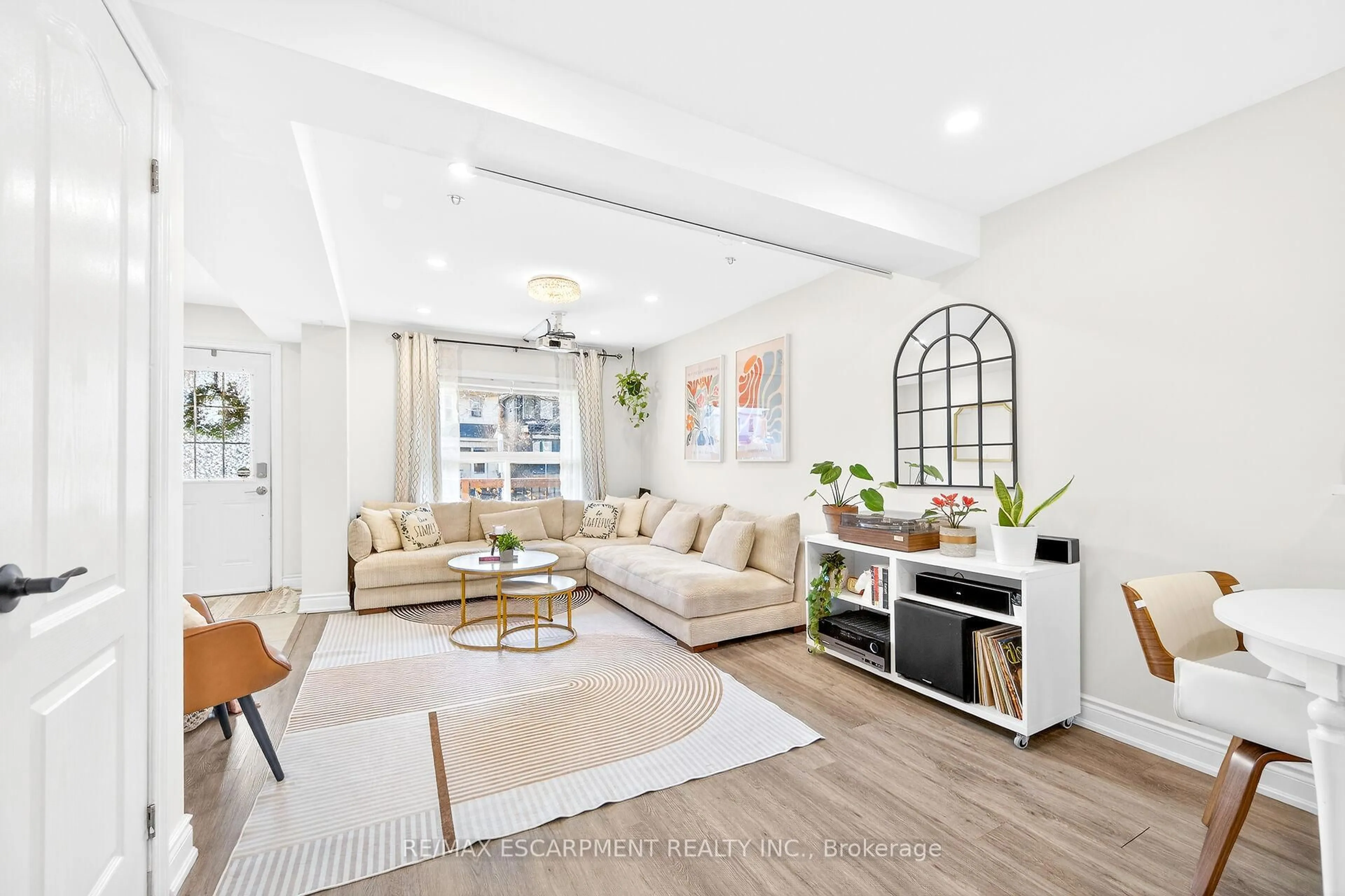 Living room with furniture, unknown for 133 Avondale St, Hamilton Ontario L8L 7B9