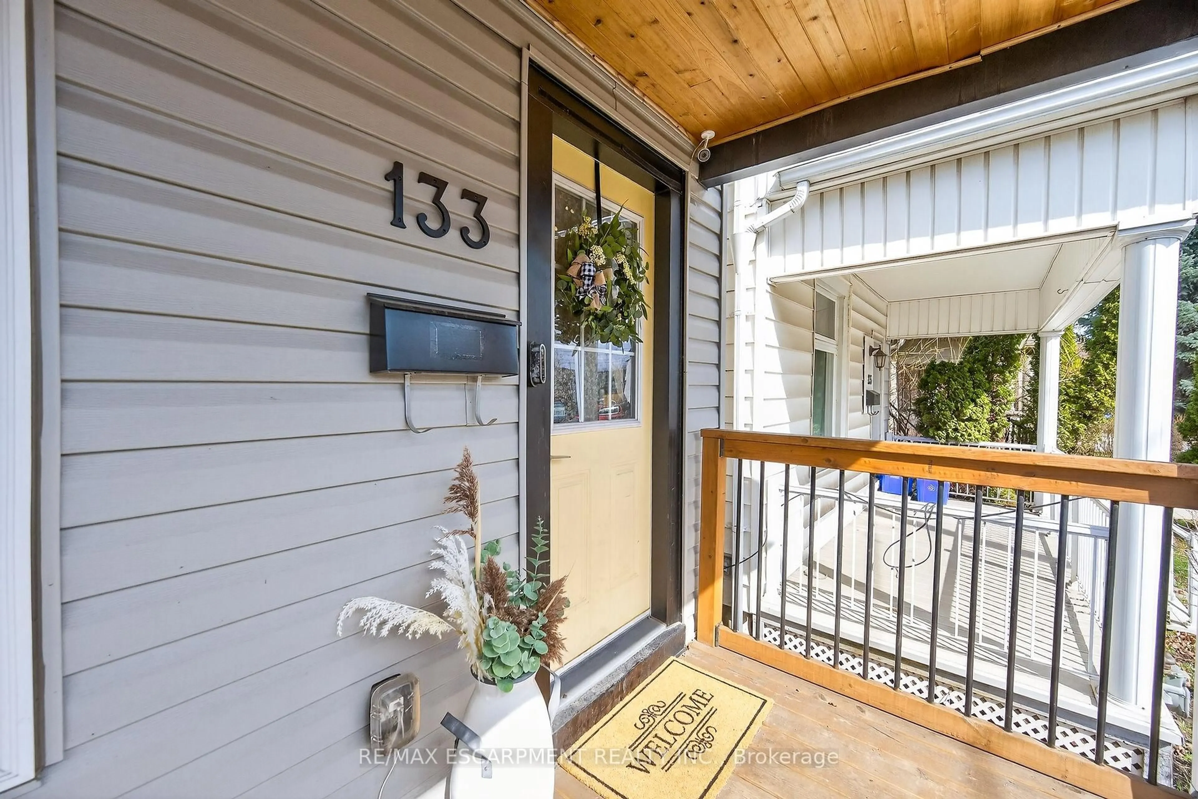 Indoor entryway for 133 Avondale St, Hamilton Ontario L8L 7B9
