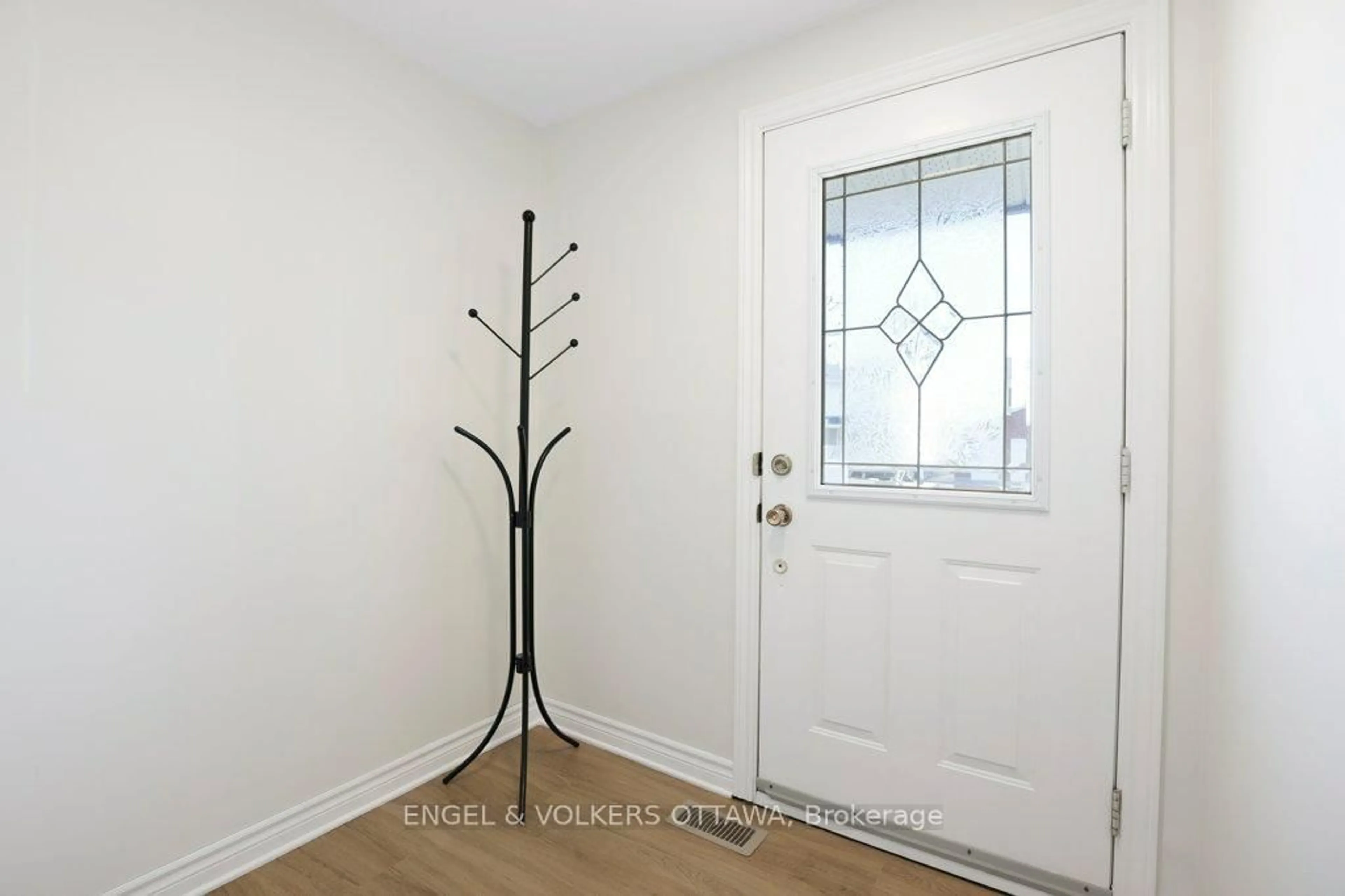 Indoor entryway for 424 Phoenix Cres, Ottawa Ontario K1E 2E5