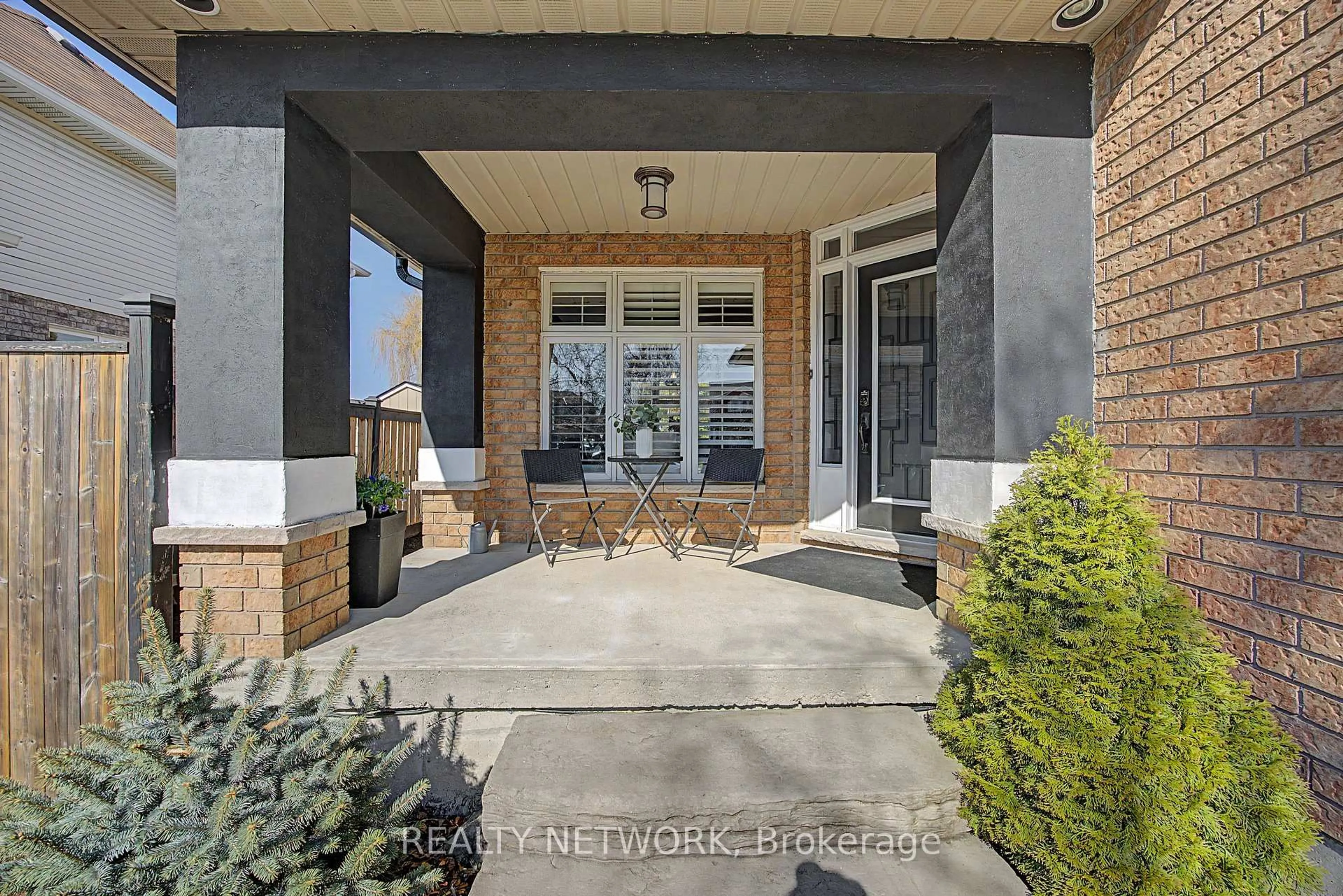 Indoor entryway for 34 Highbury Dr, Hamilton Ontario L8J 2T4