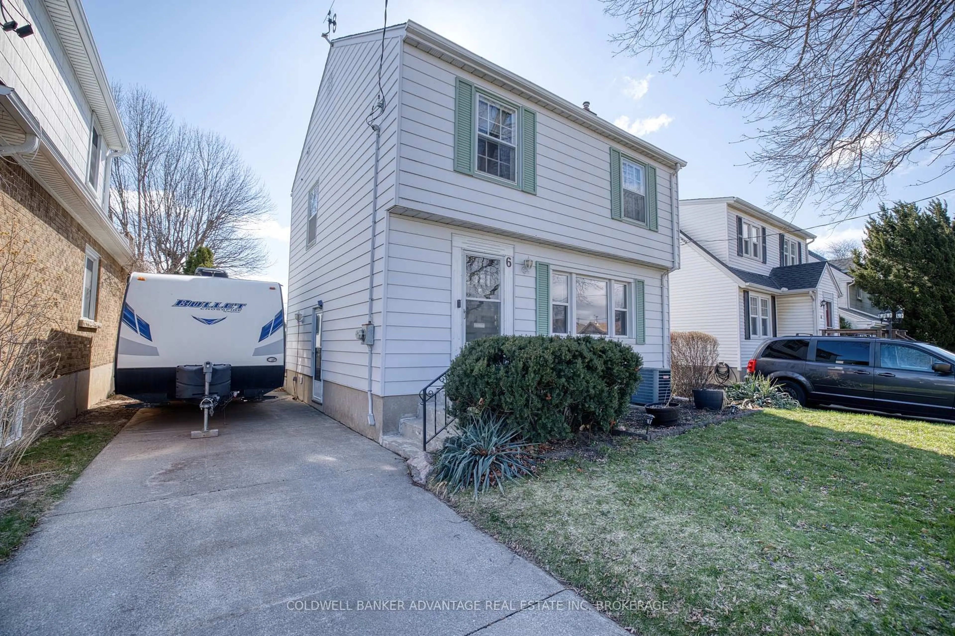 Home with vinyl exterior material, street for 6 BRUCE St, St. Catharines Ontario L2R 5S6