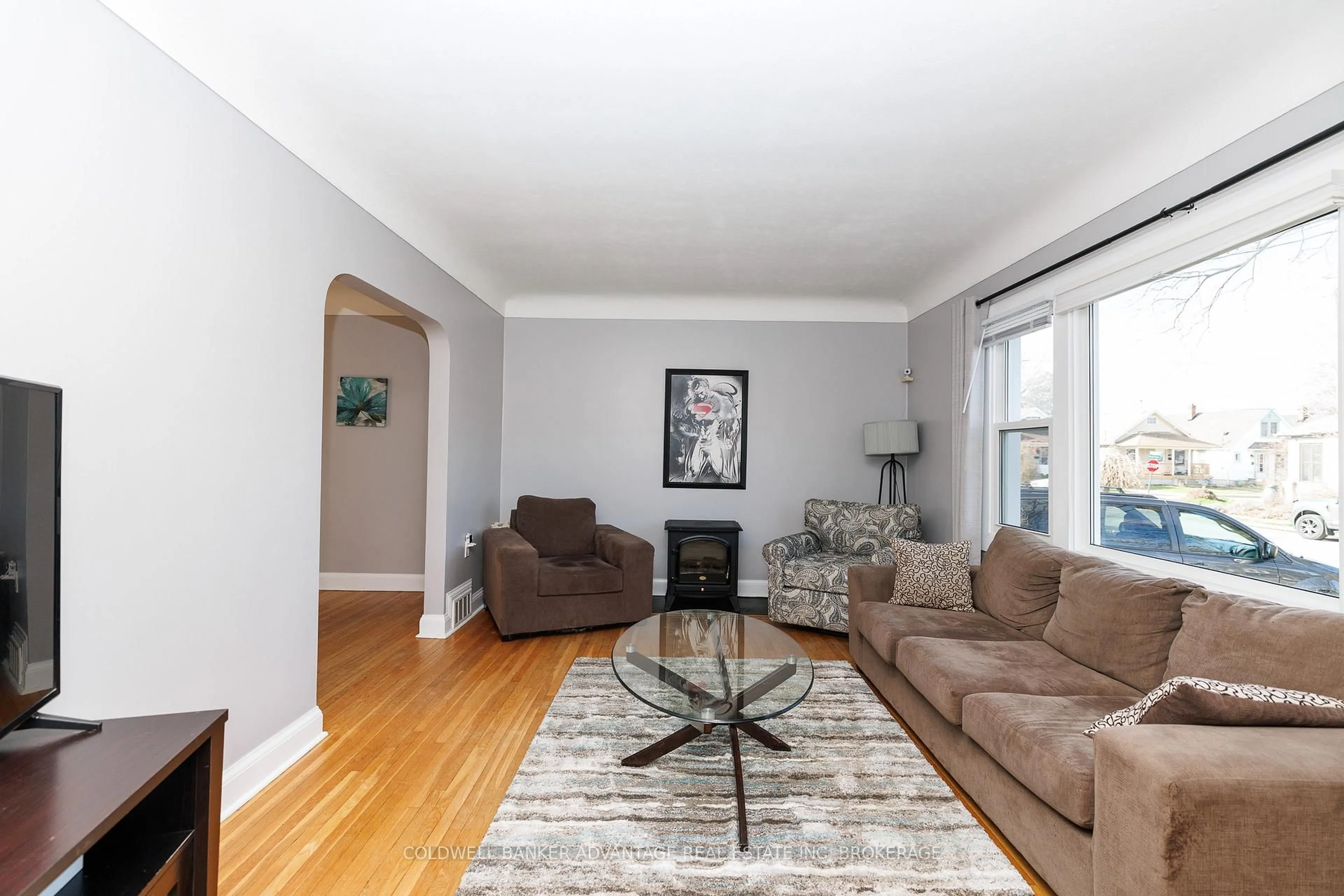 Living room with furniture, wood/laminate floor for 6 BRUCE St, St. Catharines Ontario L2R 5S6
