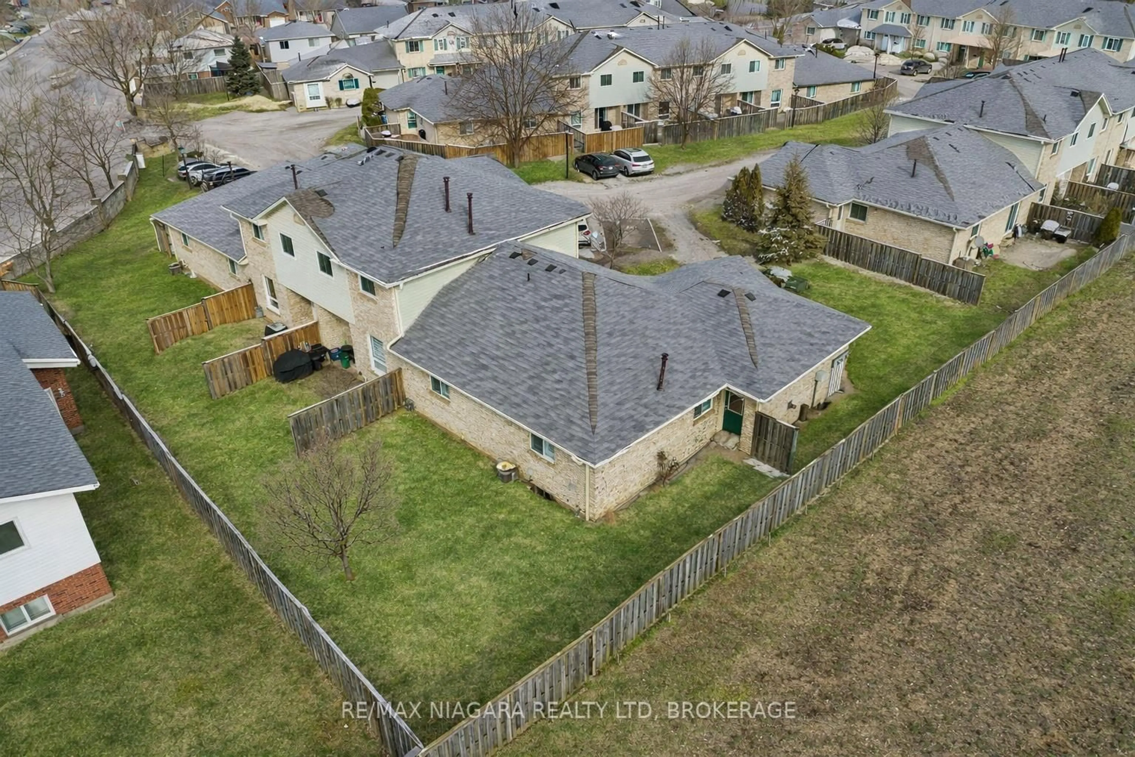 A pic from outside/outdoor area/front of a property/back of a property/a pic from drone, unknown for 7470 Monastery Dr #23, Niagara Falls Ontario L2H 3B3