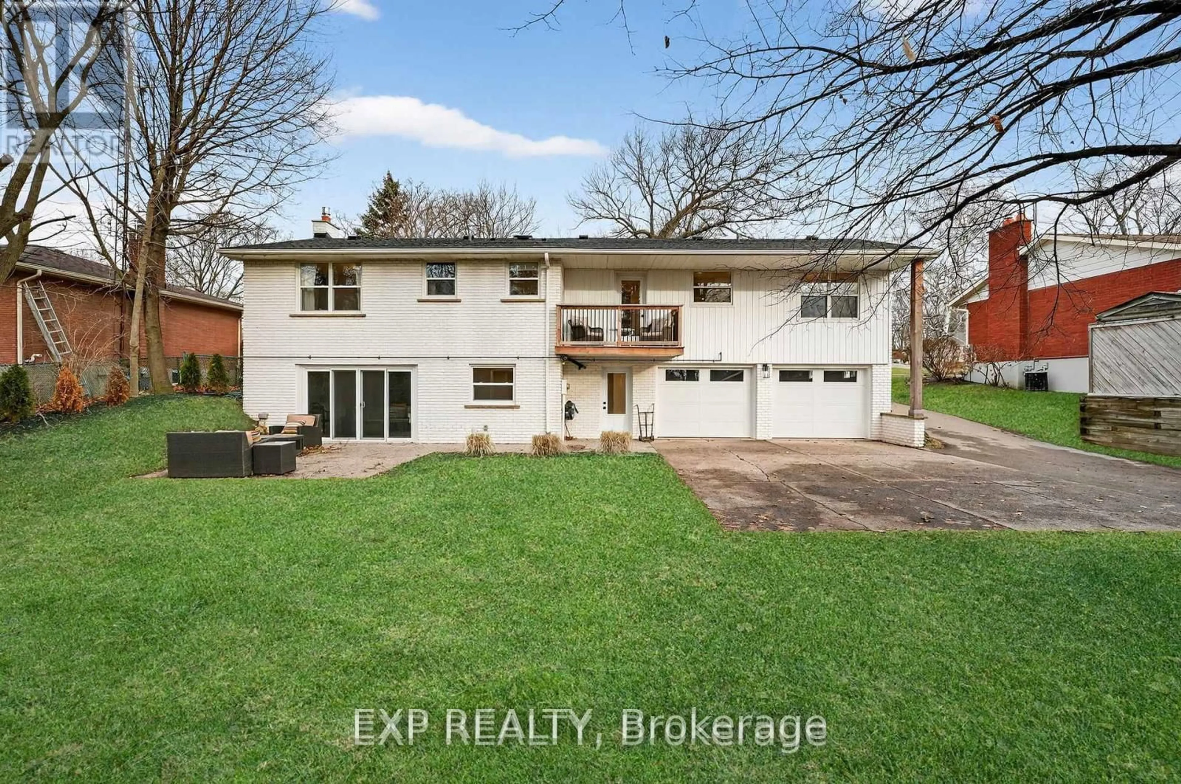 A pic from outside/outdoor area/front of a property/back of a property/a pic from drone, street for 34 Pancake Lane, Pelham Ontario L3E 0J5