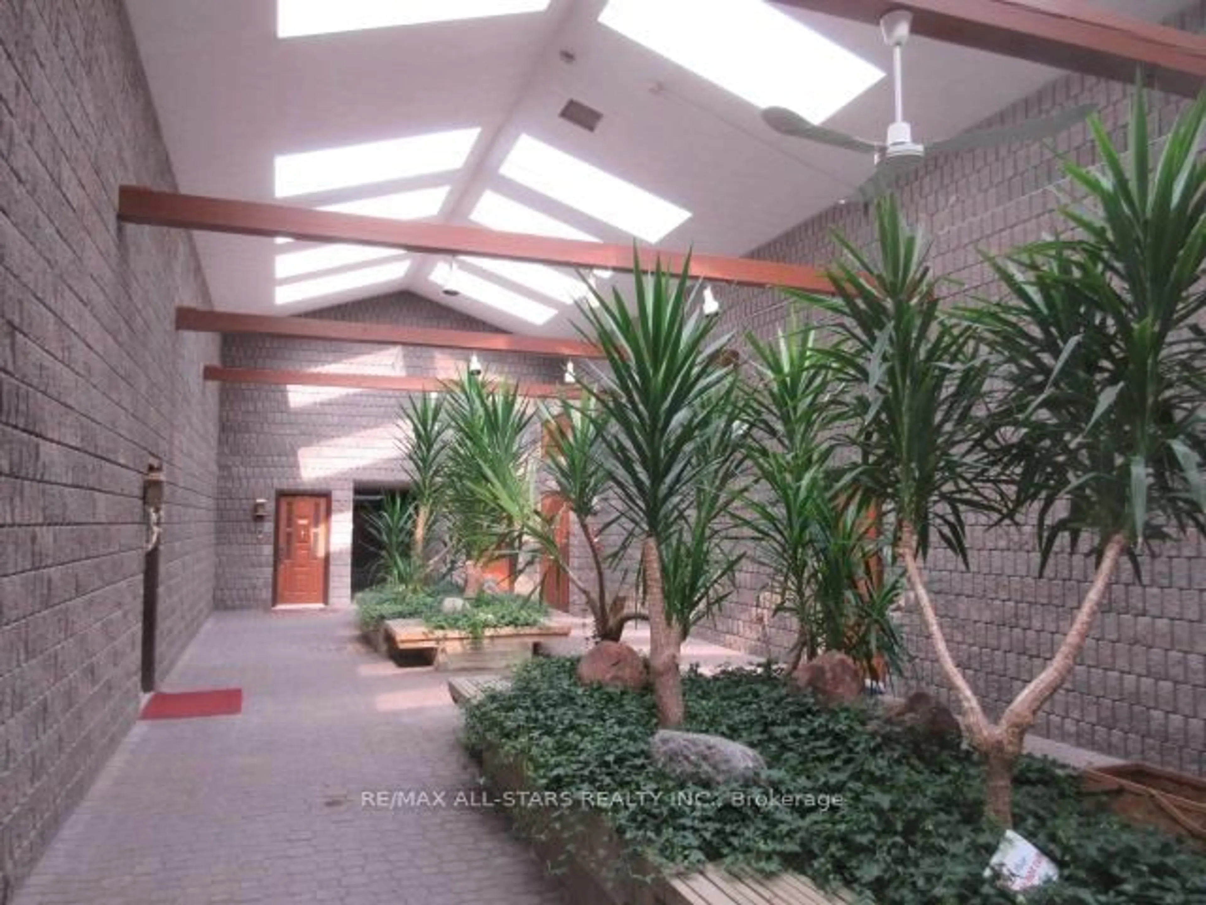 Indoor foyer for 200 East St #602, Kawartha Lakes Ontario K0M 1A0