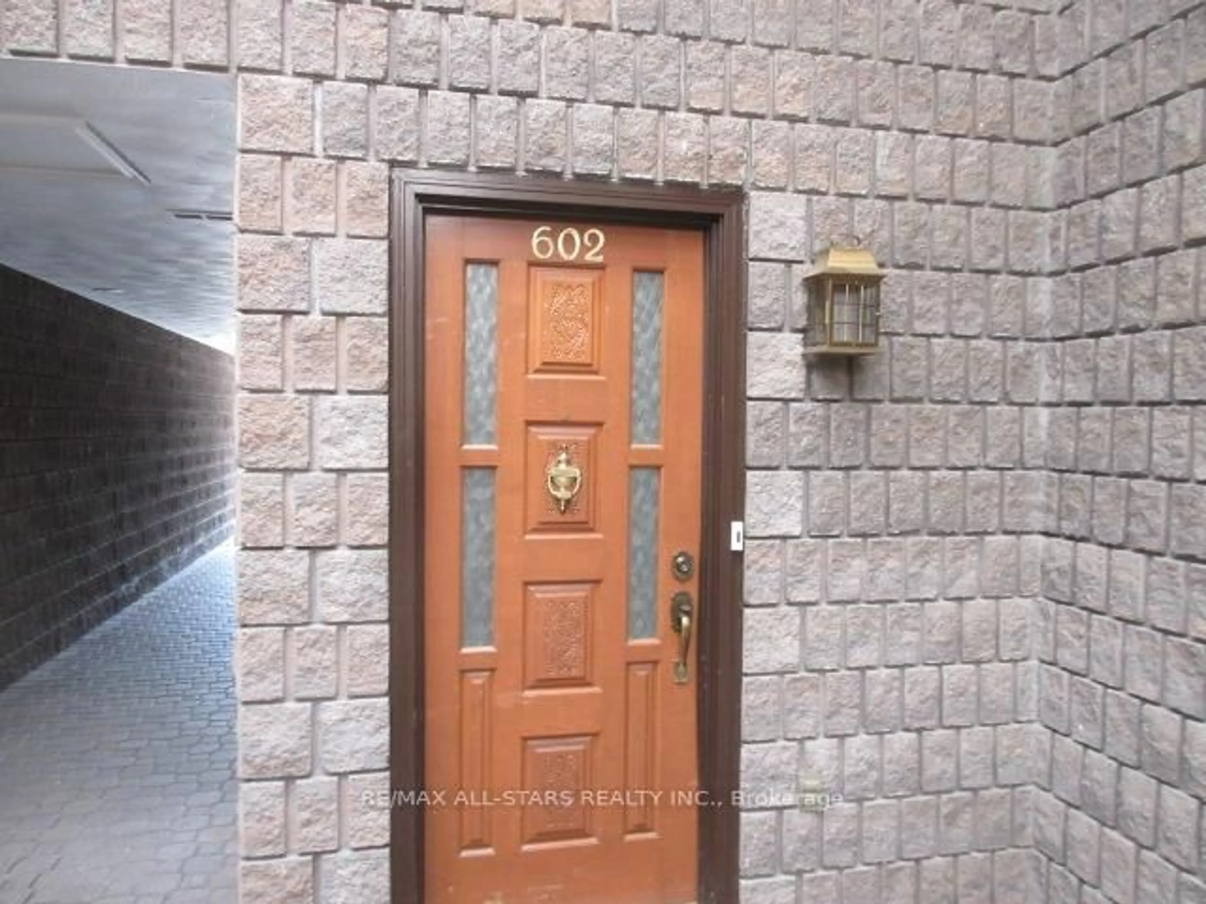 Indoor foyer for 200 East St #602, Kawartha Lakes Ontario K0M 1A0