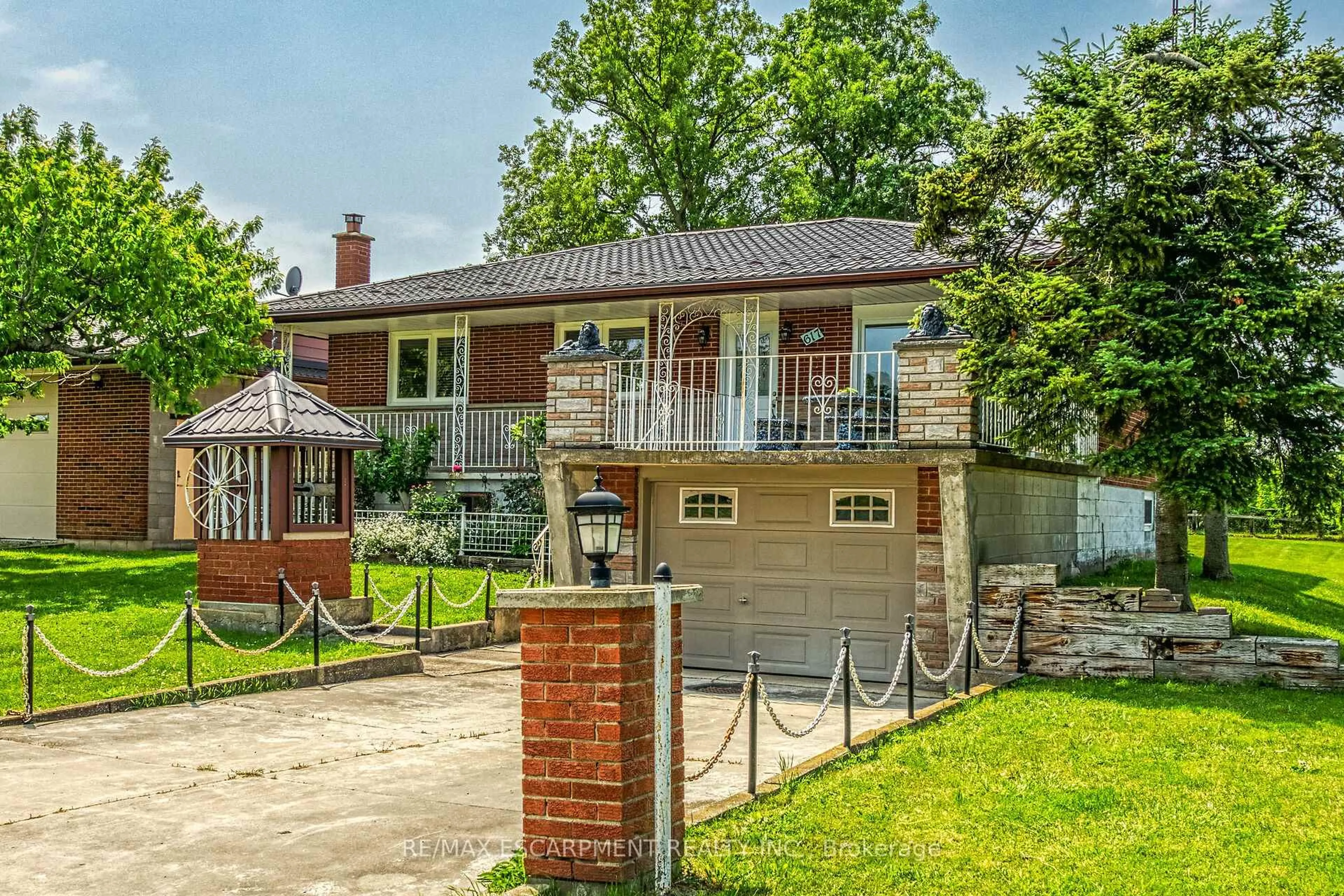 Home with brick exterior material, street for 617 Eighth Rd, Hamilton Ontario L8J 2X4