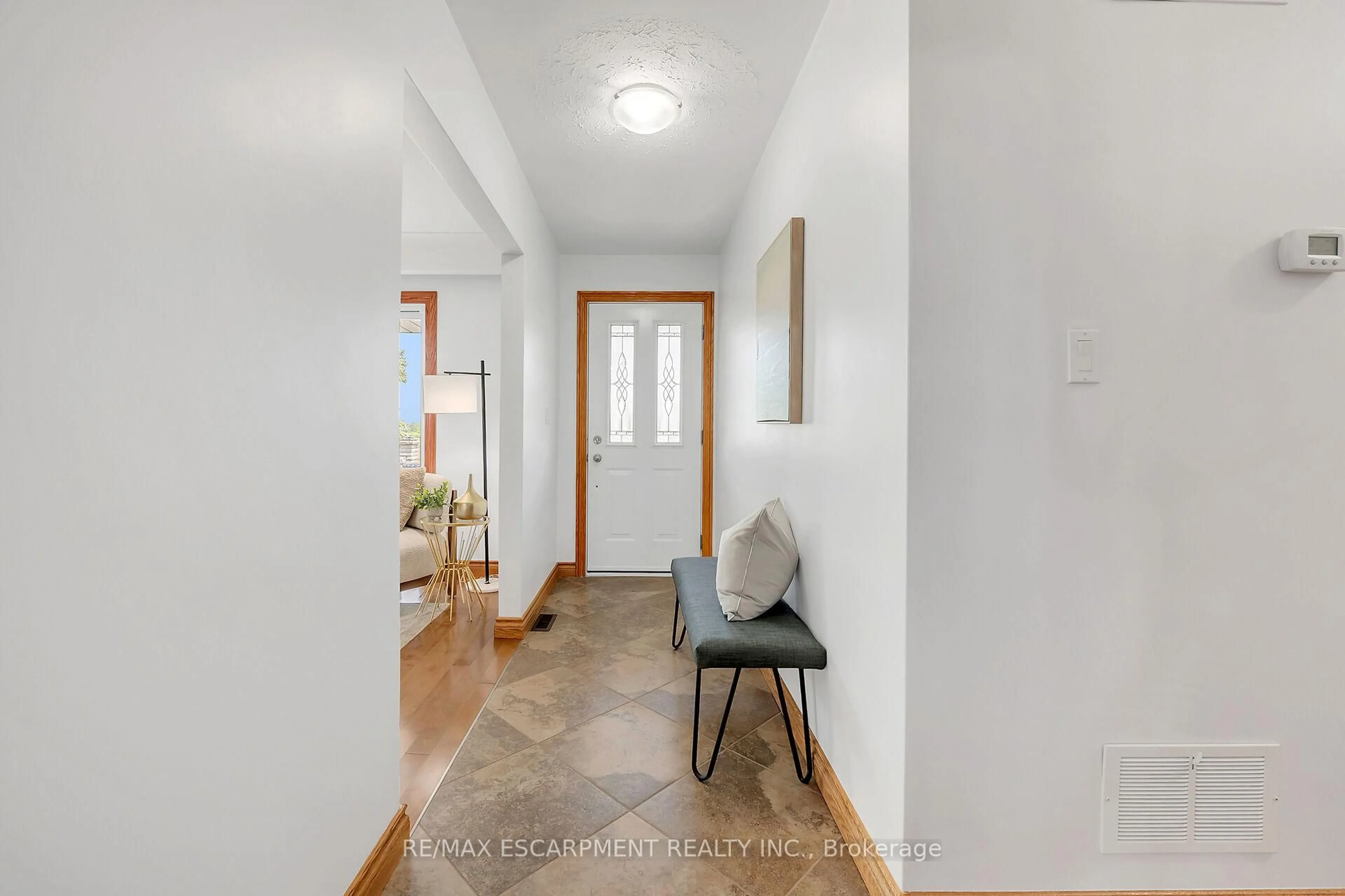 Indoor entryway for 617 Eighth Rd, Hamilton Ontario L8J 2X4