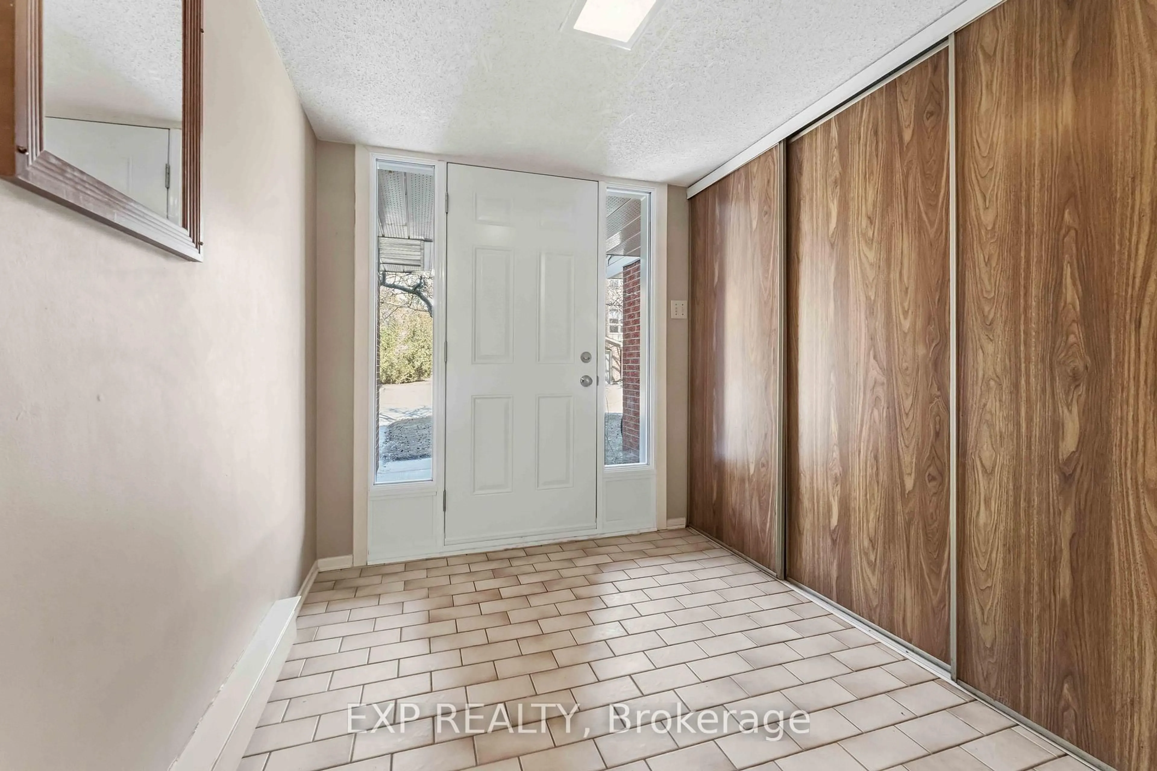 Indoor entryway for 1 Crestlea Cres #E, Ottawa Ontario K2G 4N1
