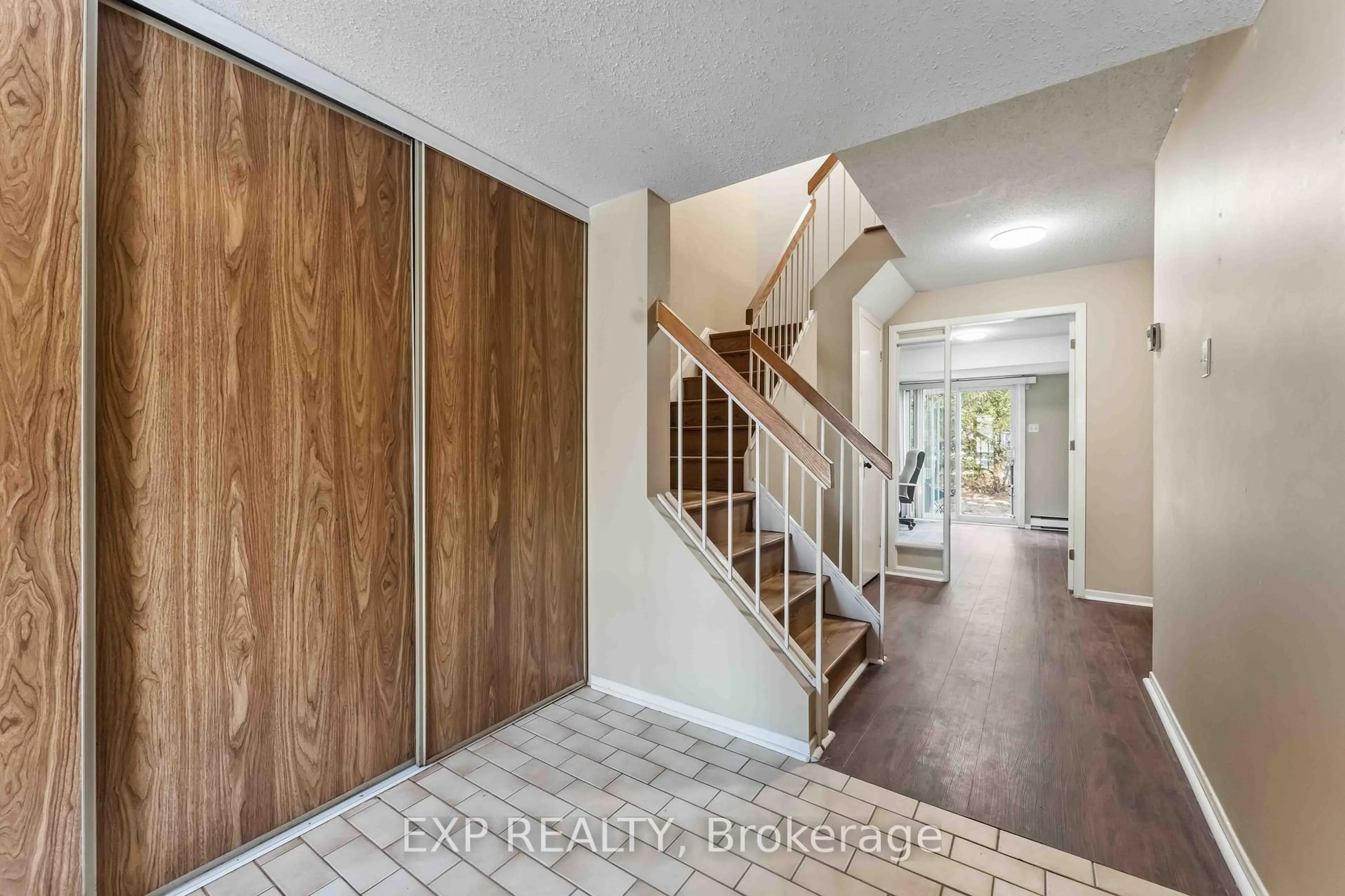 Indoor entryway for 1 Crestlea Cres #E, Ottawa Ontario K2G 4N1