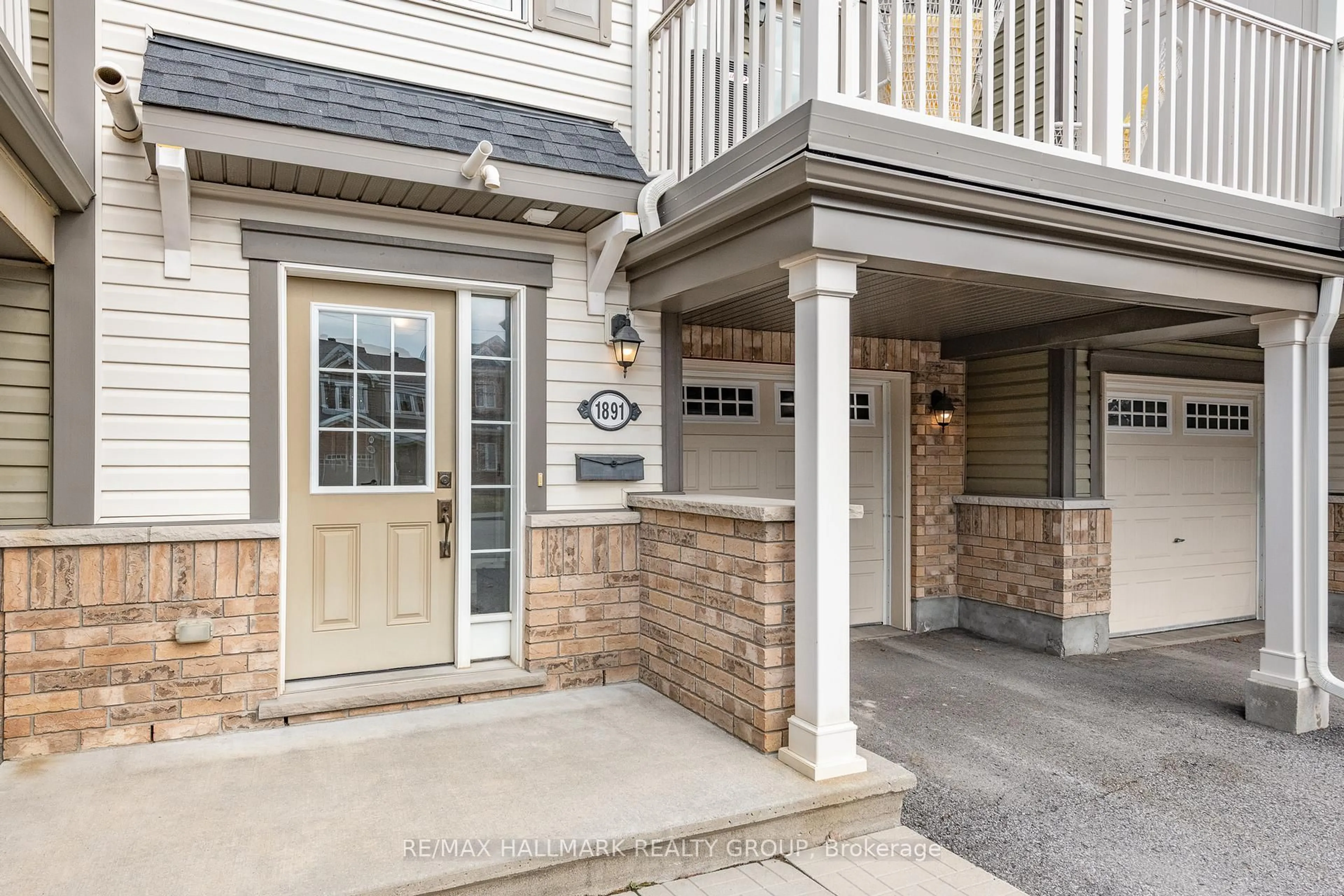 Indoor entryway for 1891 Maple Grove Rd, Ottawa Ontario K2S 1B9