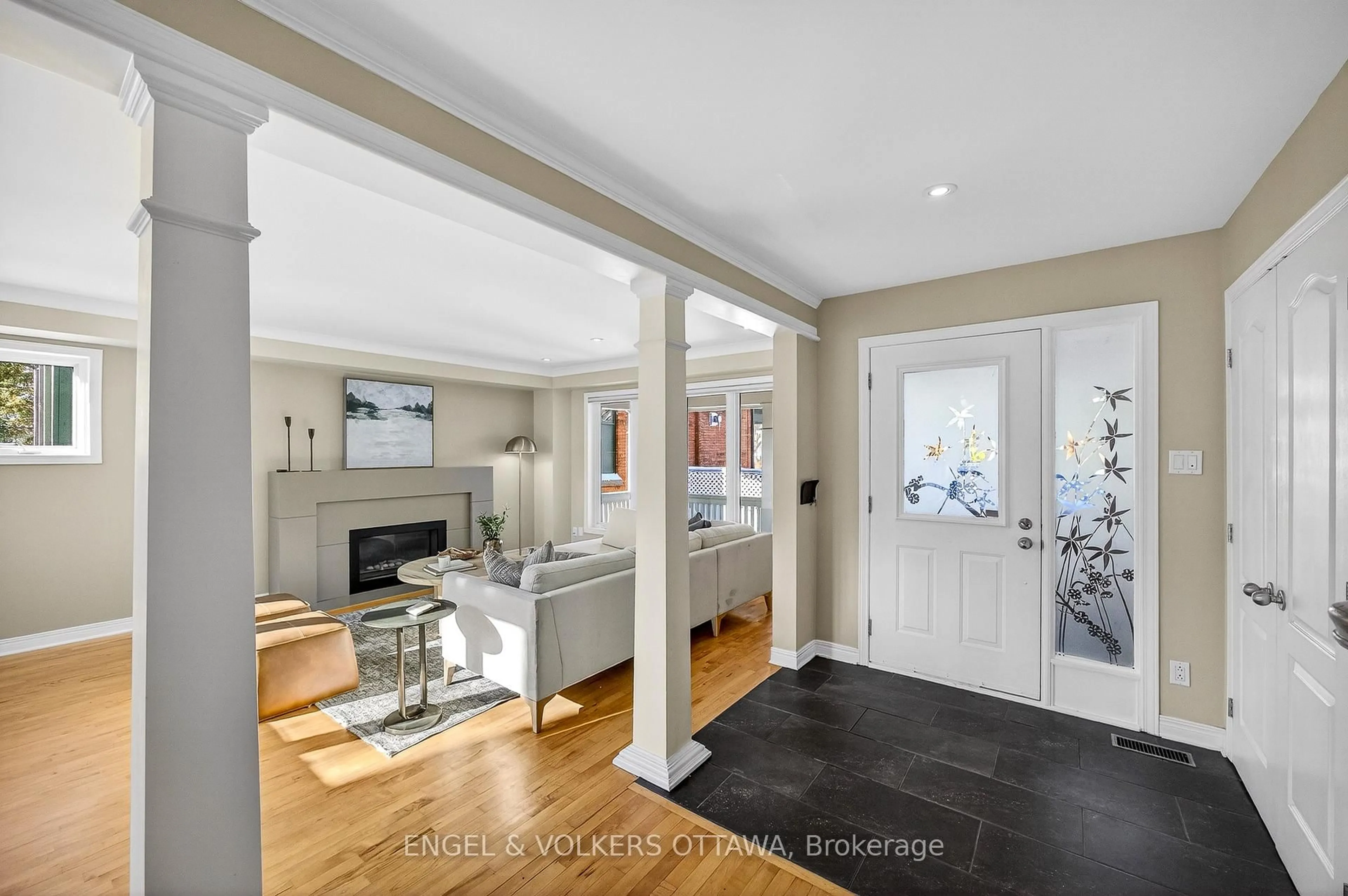 Indoor entryway for 66 Aylmer Ave, Ottawa Ontario K1S 2X3