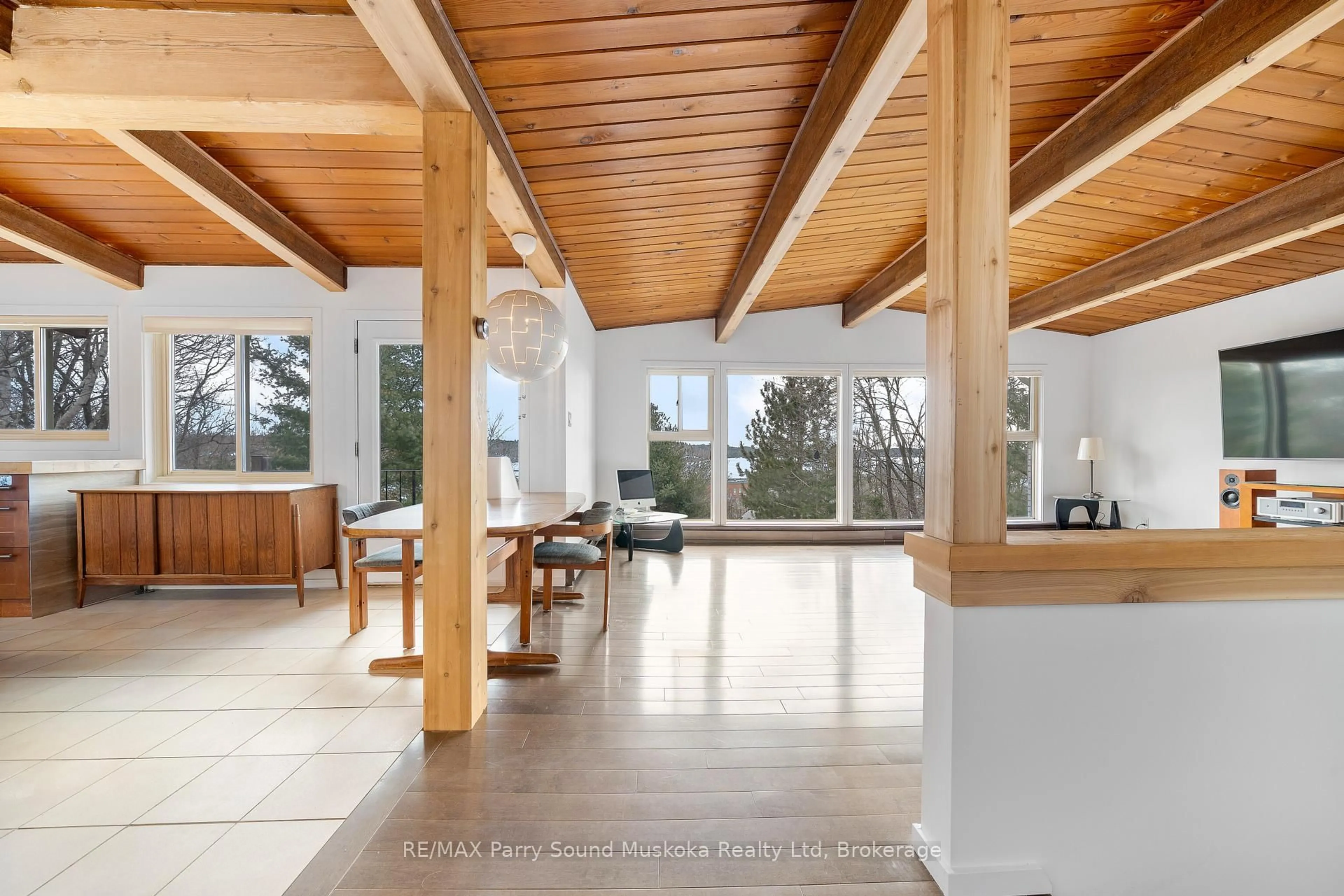 Indoor foyer for 8 Sunset Ave, Parry Sound Ontario P2A 1A5