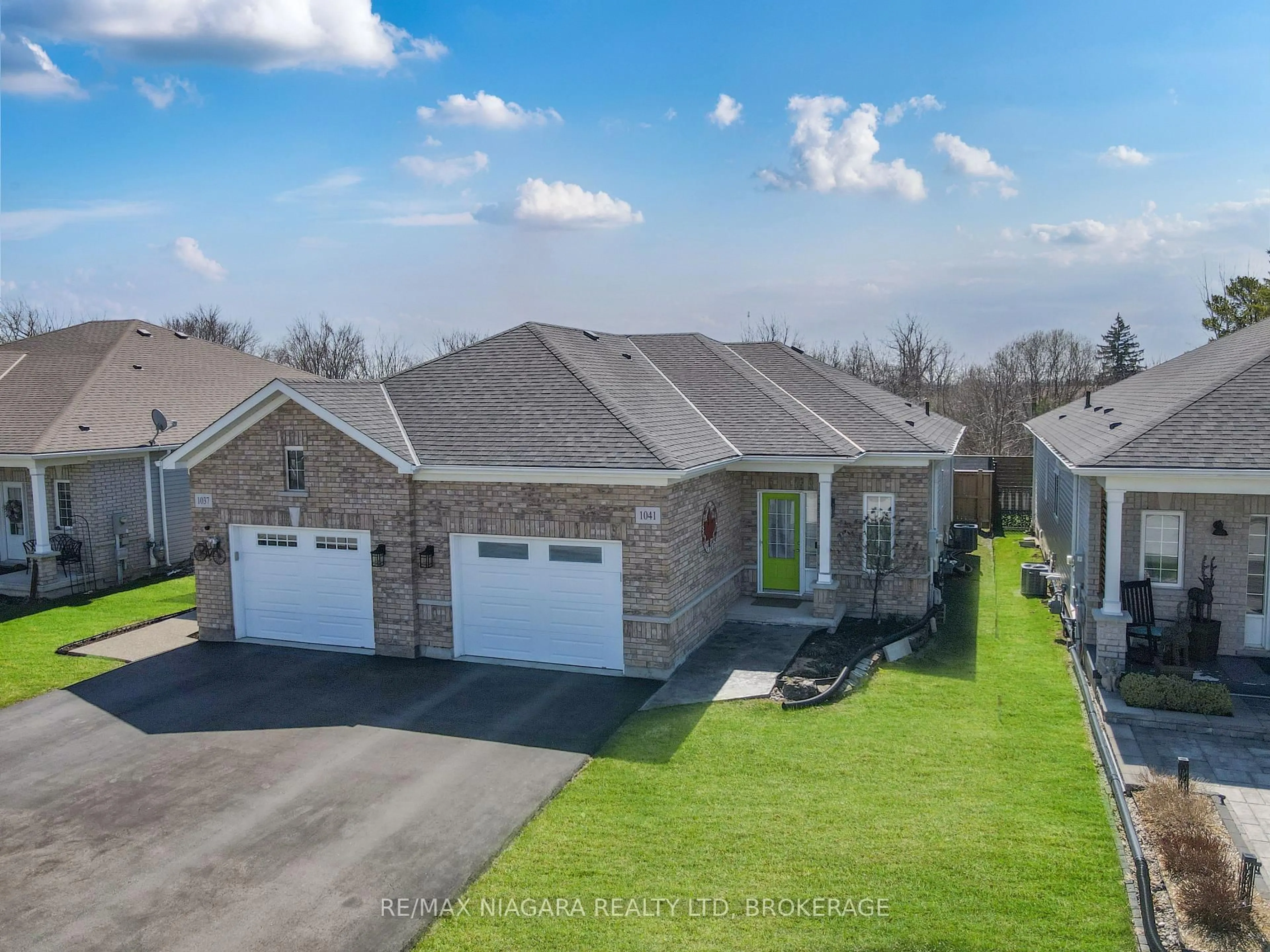 A pic from outside/outdoor area/front of a property/back of a property/a pic from drone, unknown for 1041 Meadowood St, Fort Erie Ontario L2A 5B9