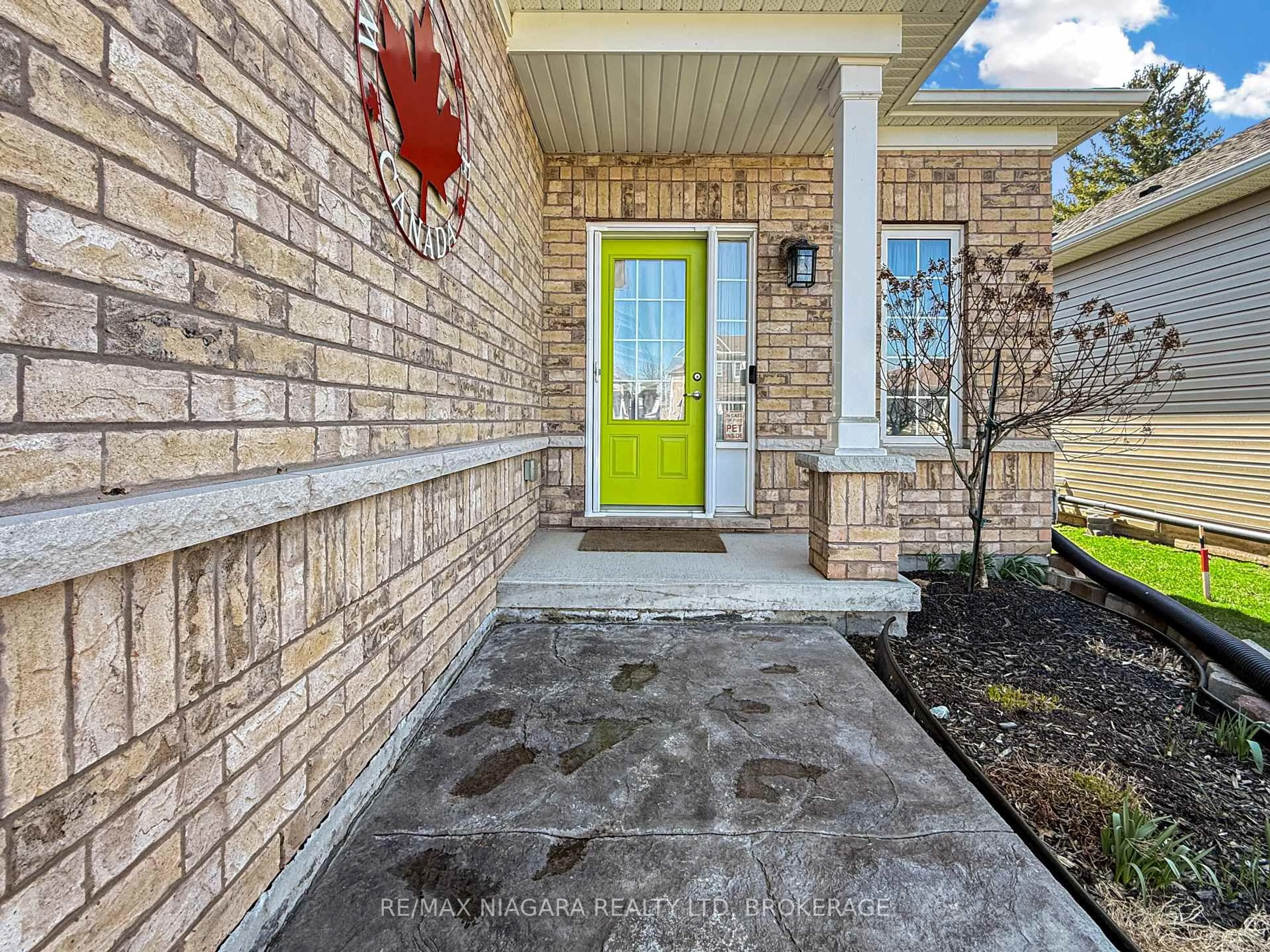 Indoor entryway for 1041 Meadowood St, Fort Erie Ontario L2A 5B9