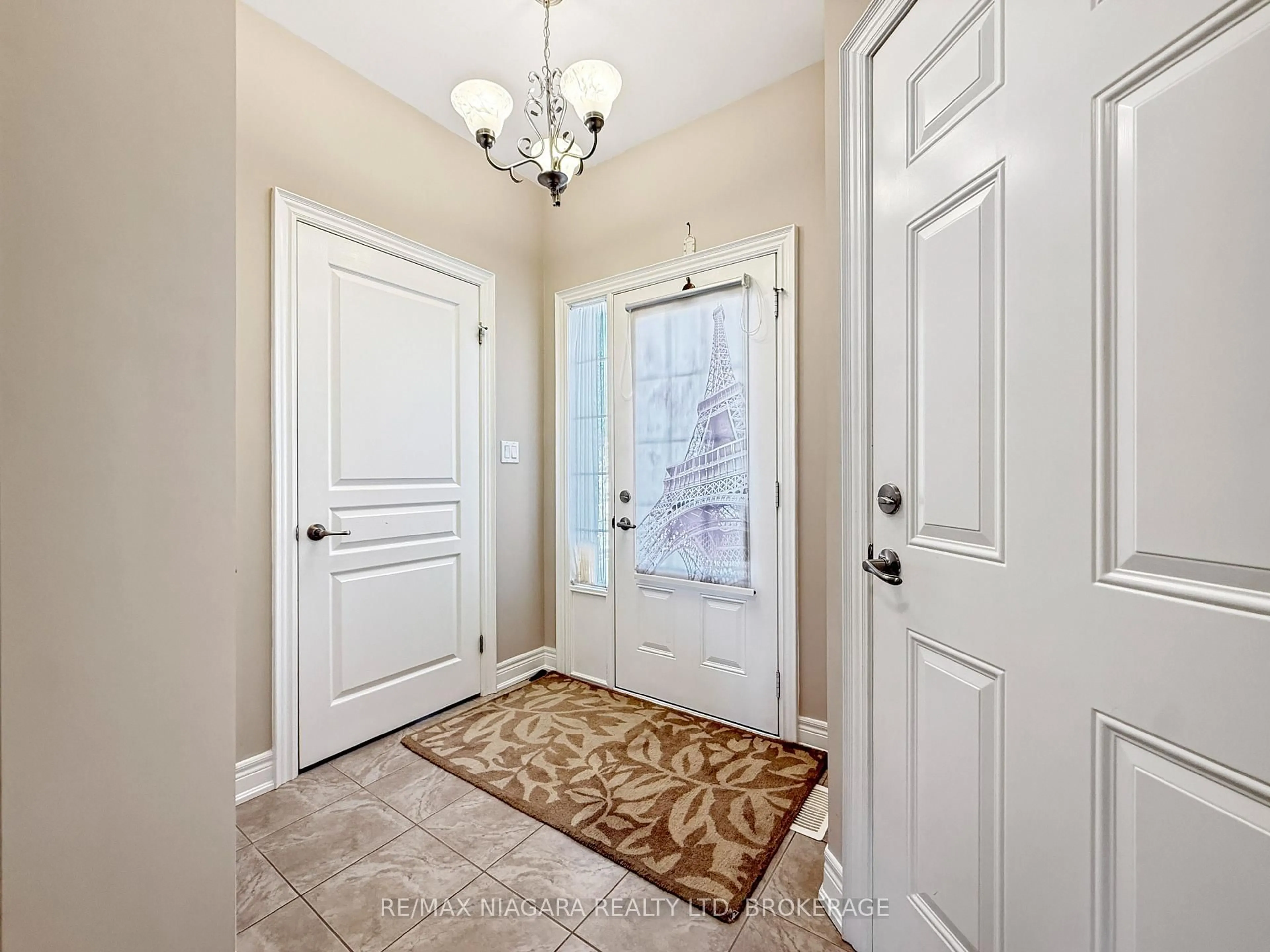 Indoor entryway for 1041 Meadowood St, Fort Erie Ontario L2A 5B9