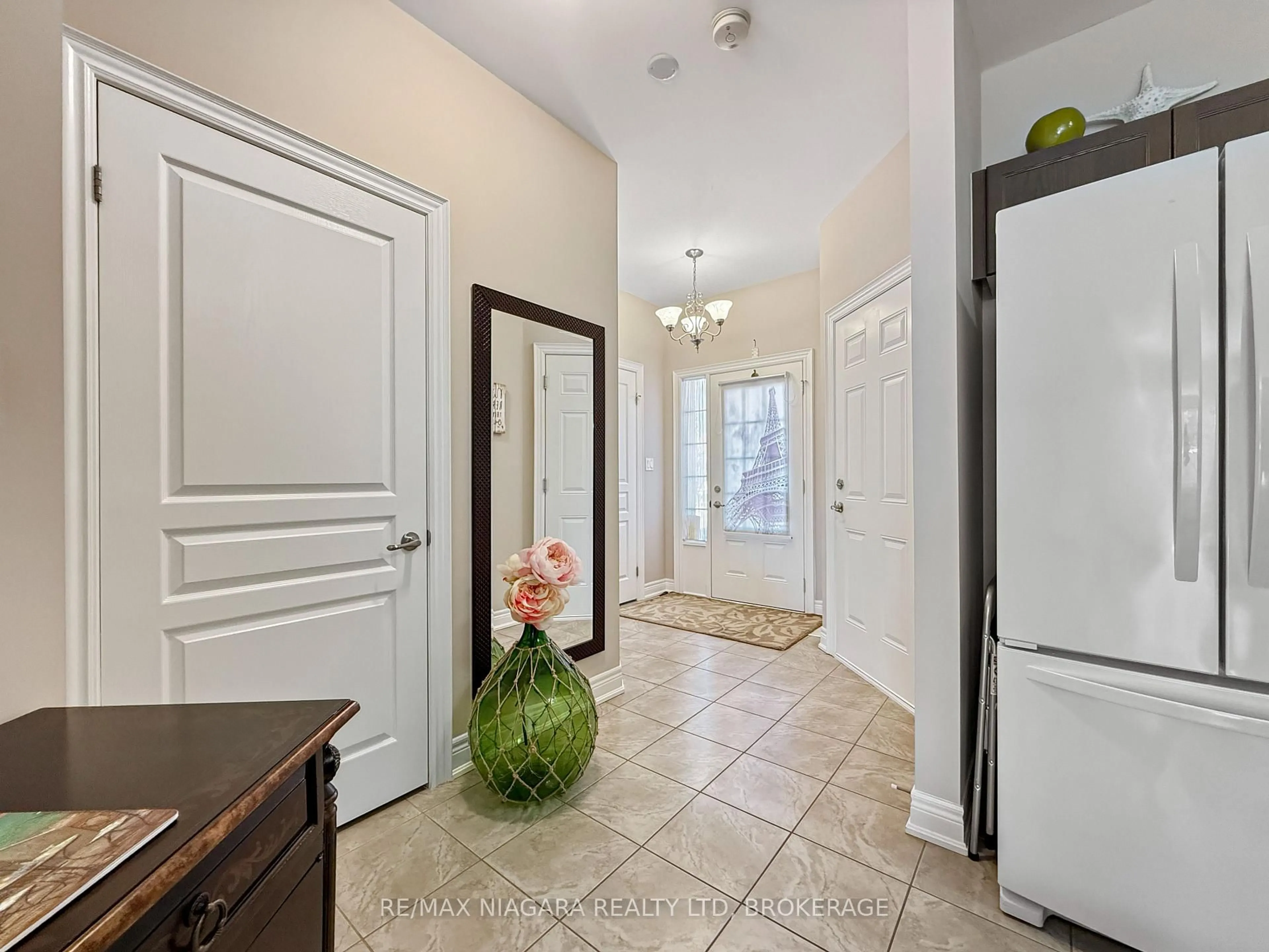 Indoor entryway for 1041 Meadowood St, Fort Erie Ontario L2A 5B9